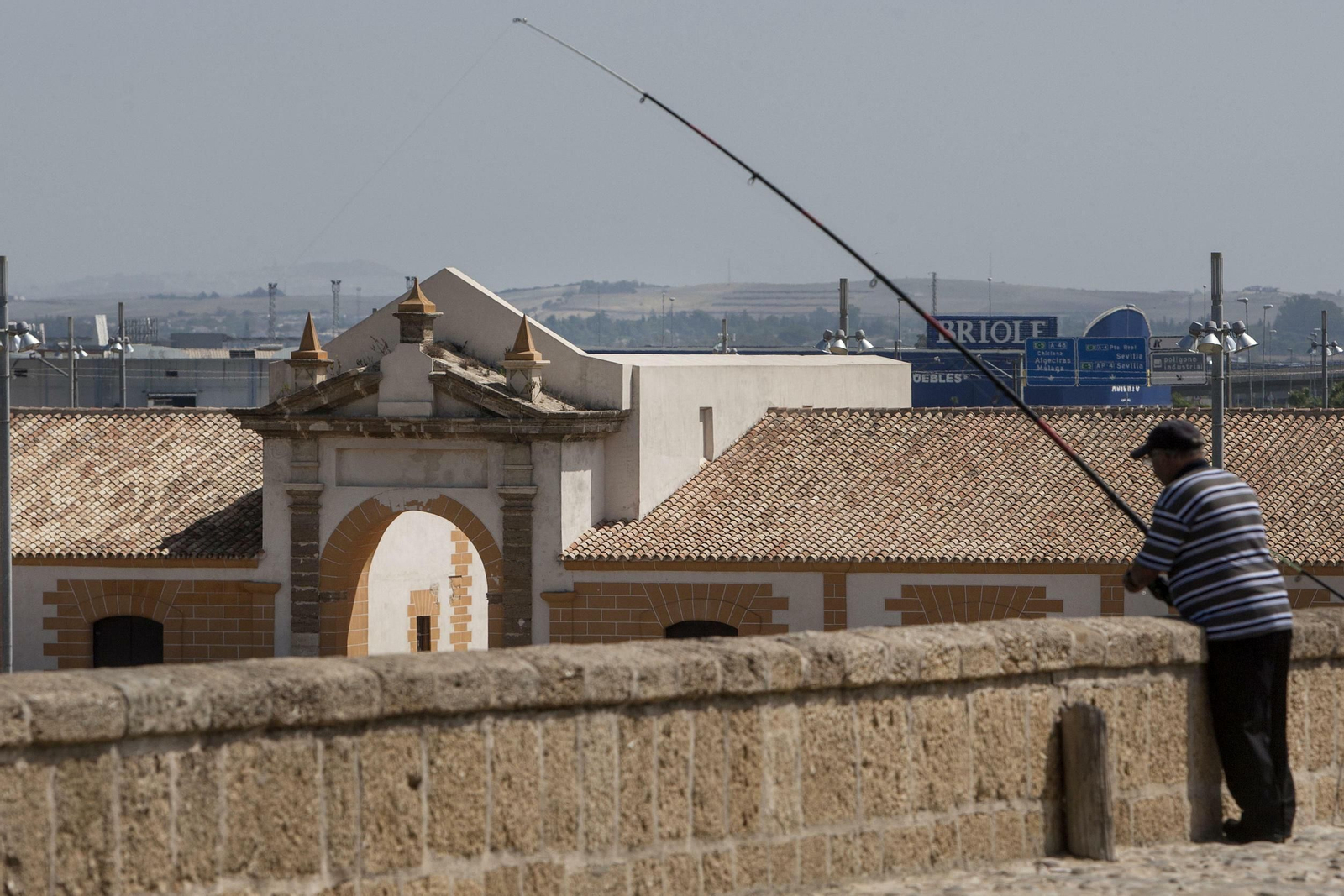 El Puente Zuazo, con el Real Carenero al fondo, en una imagen de archivo.