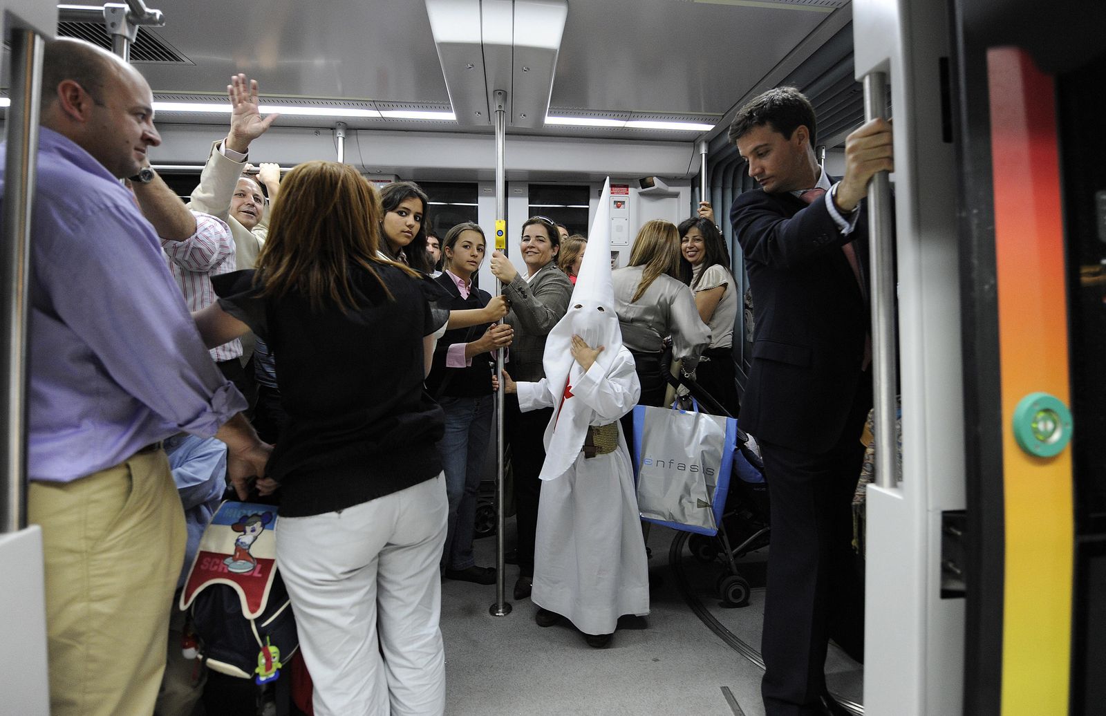 Un niño nazareno en el interior de un vagón del Metro en una imagen de archivo.