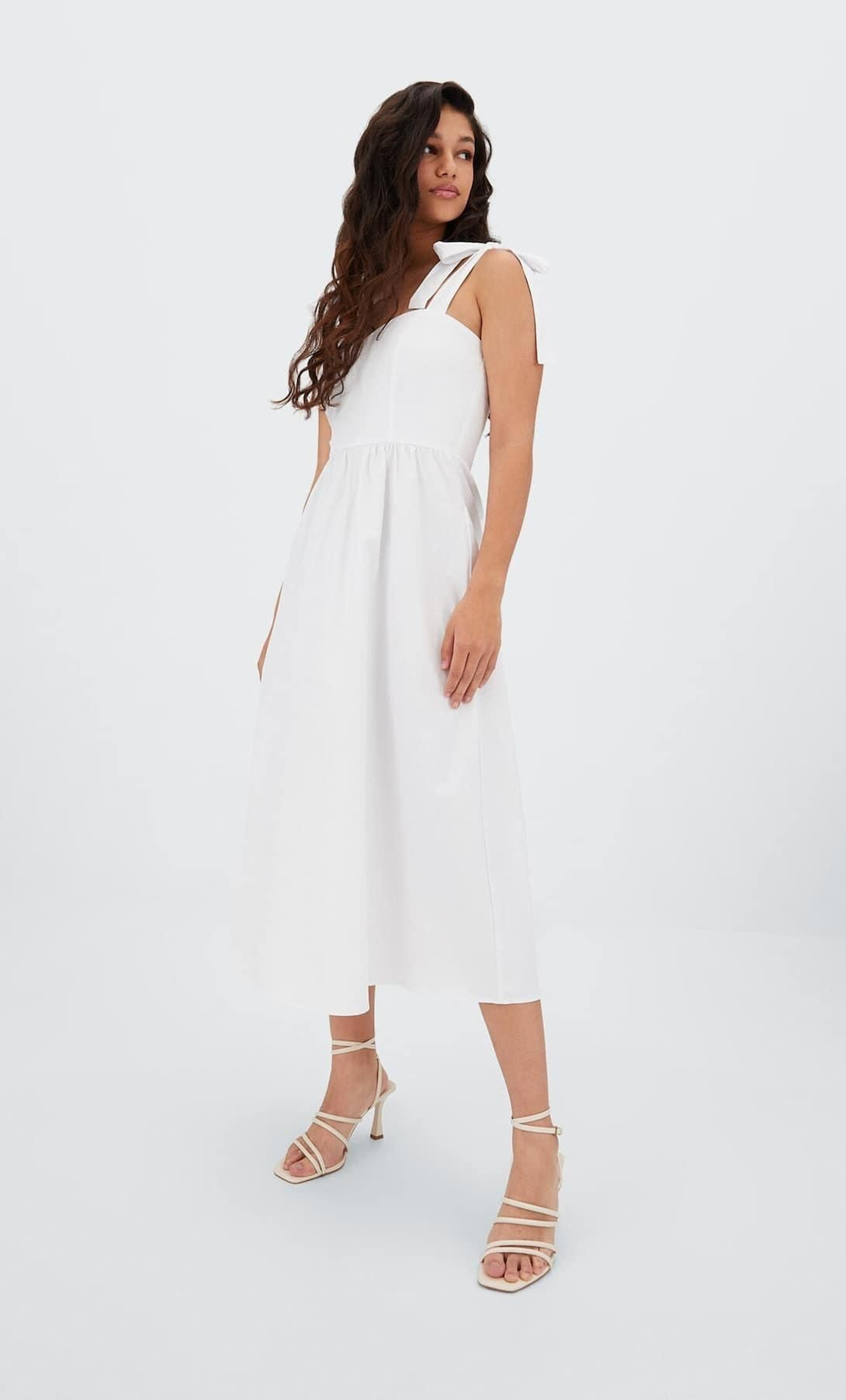 Vestido blanco de Stradivarius. Vestido blanco de Stradivarius.