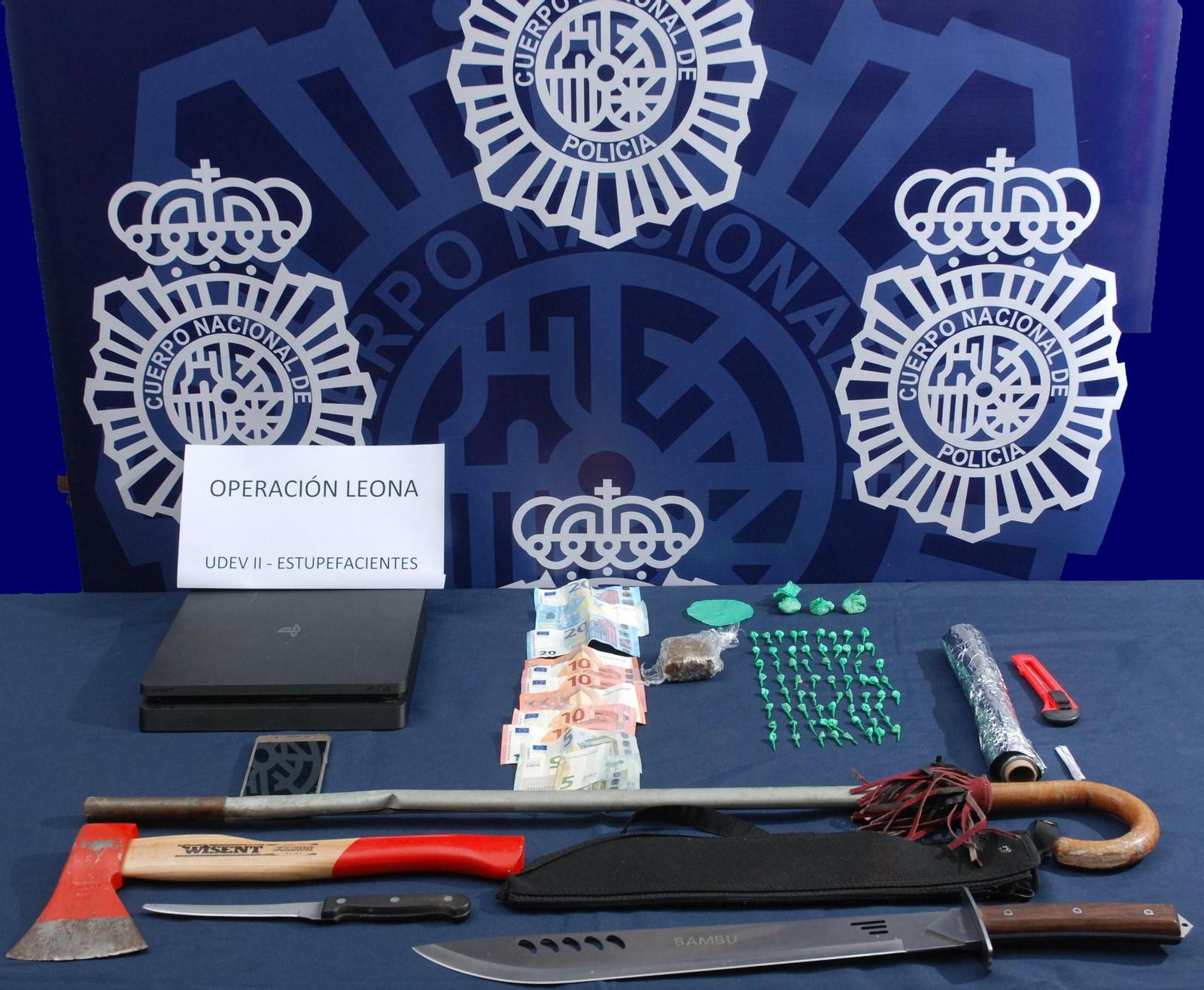 Algunos de los efectos incautados.