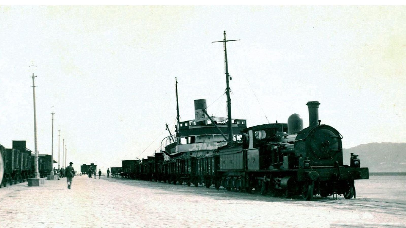 Dos trenes de mercancías estacionados en el muelle de la Galera en el año 1935 (Archivo de la A.P.B.A.).