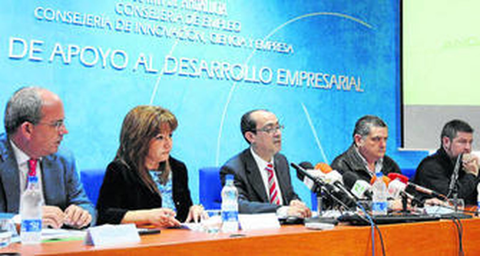 Los responsables de la Junta, empresarios y sindicatos, ayer durante la firma del acuerdo.