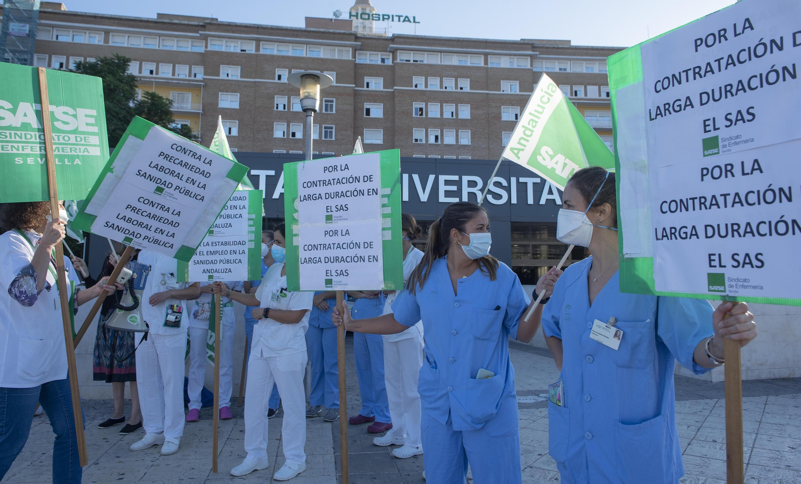 Imagen de archivo de una concentración de enfermeras en el Hospital virgen del Rocío.