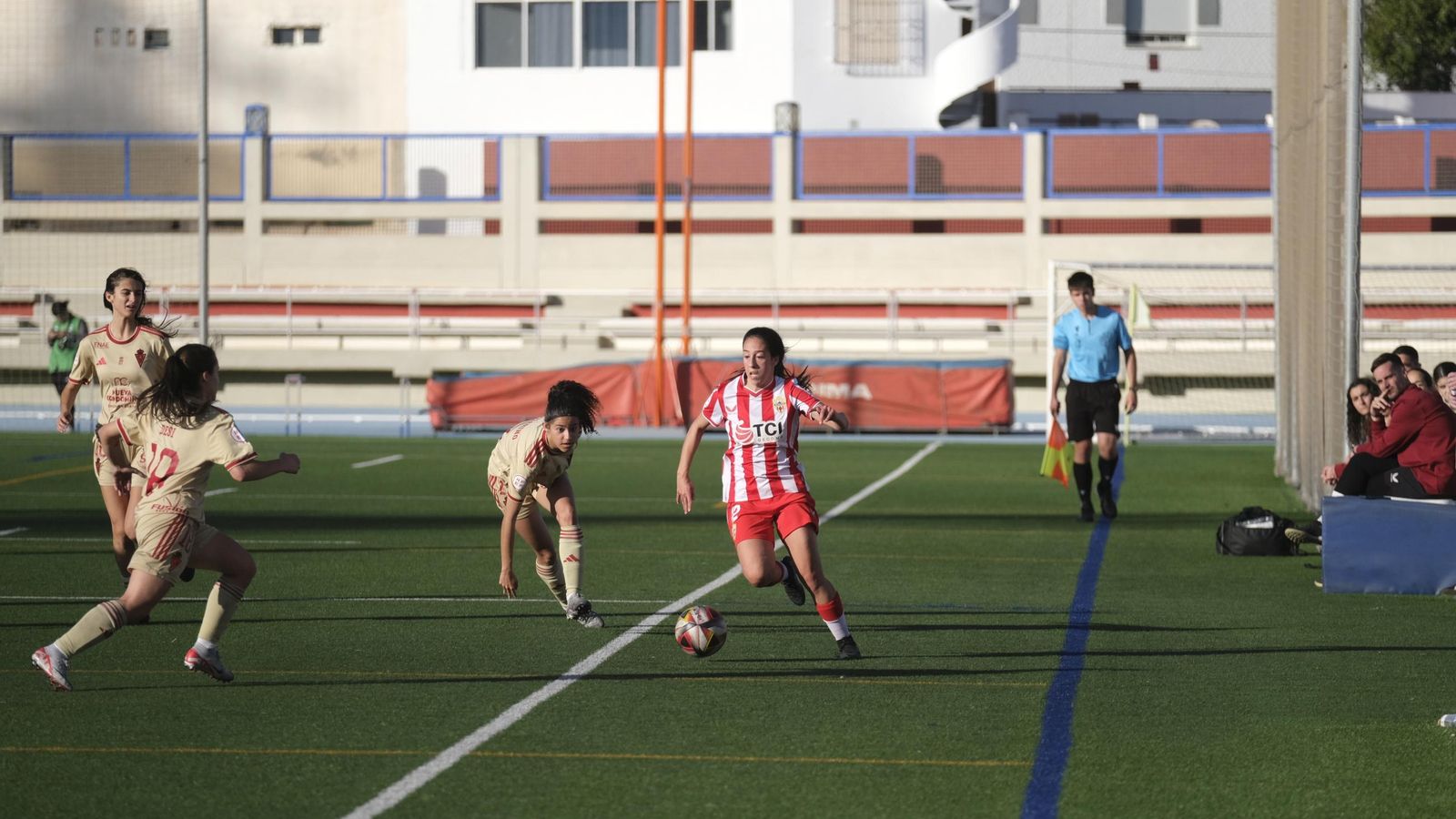 La rojiblanca Marisa se marcha en carrera con el balón durante un encuentro frente a las murcianas del pasado curso.
