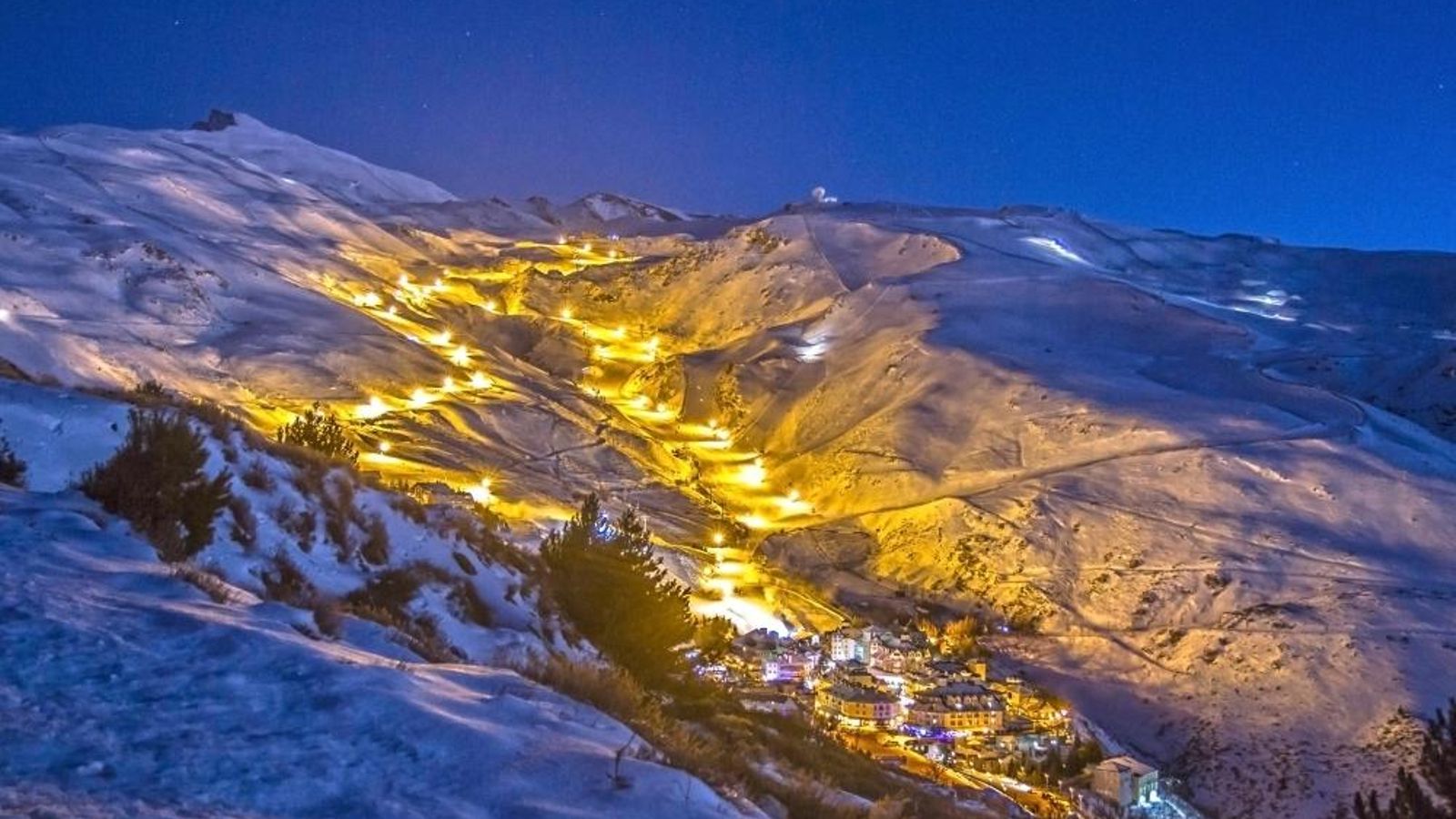 El esquí nocturno es una de las actividades estrella de Sierra Nevada