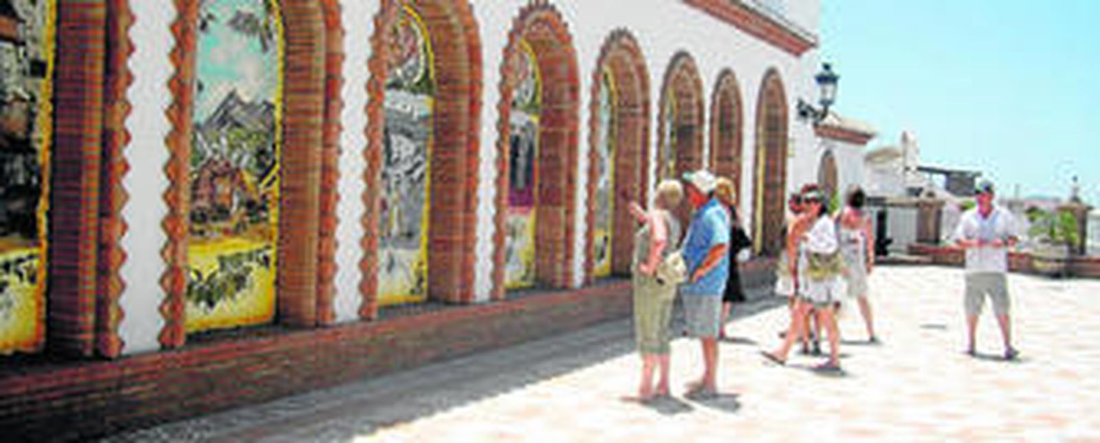 Turistas en el municipio de Cómpeta.