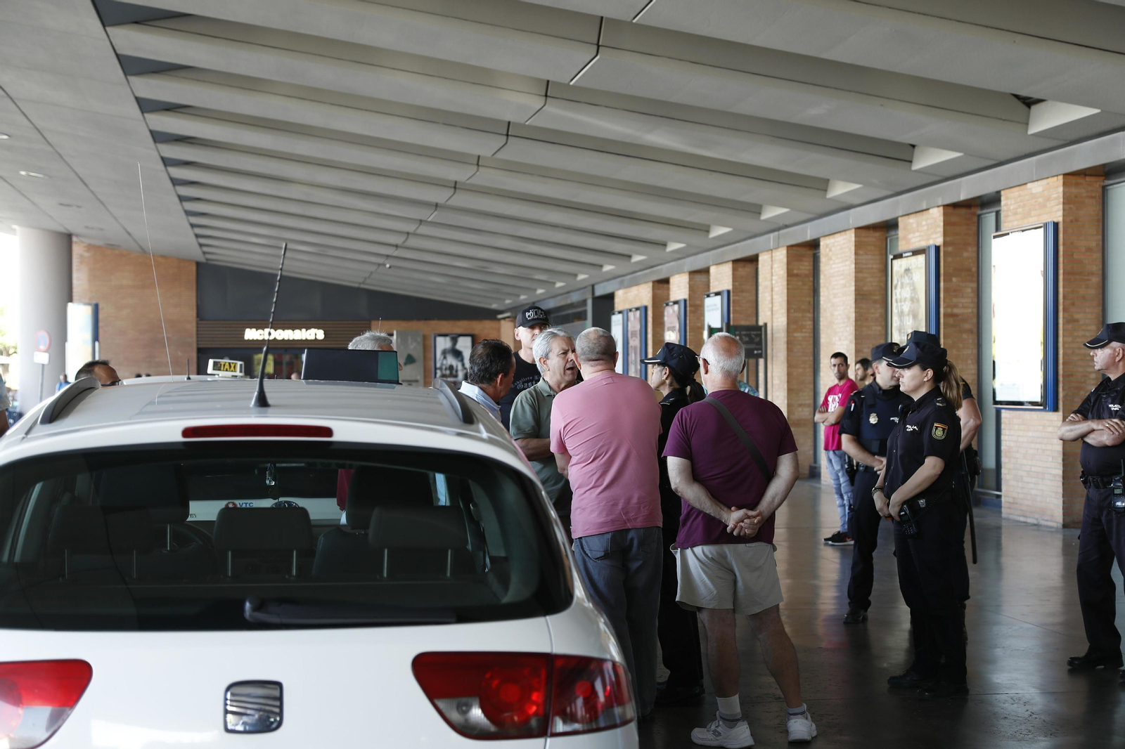 Imágenes de la asamblea de los taxistas de Sevilla en Santa Justa
