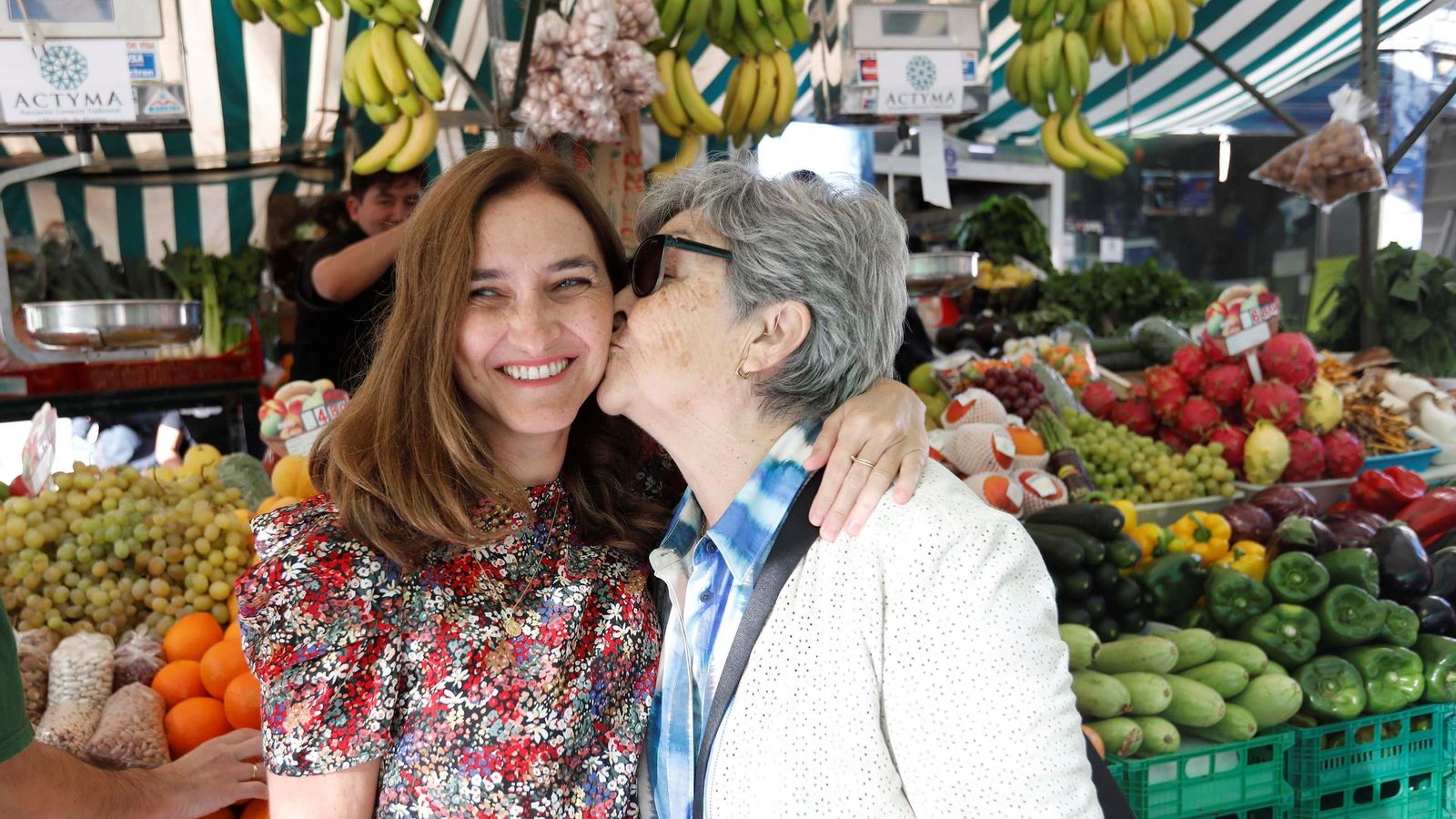 Cristina Garcés junto a su madre, Pepi Hoyos, tras comprar fruta en el mercado Ingeniero Torroja.
