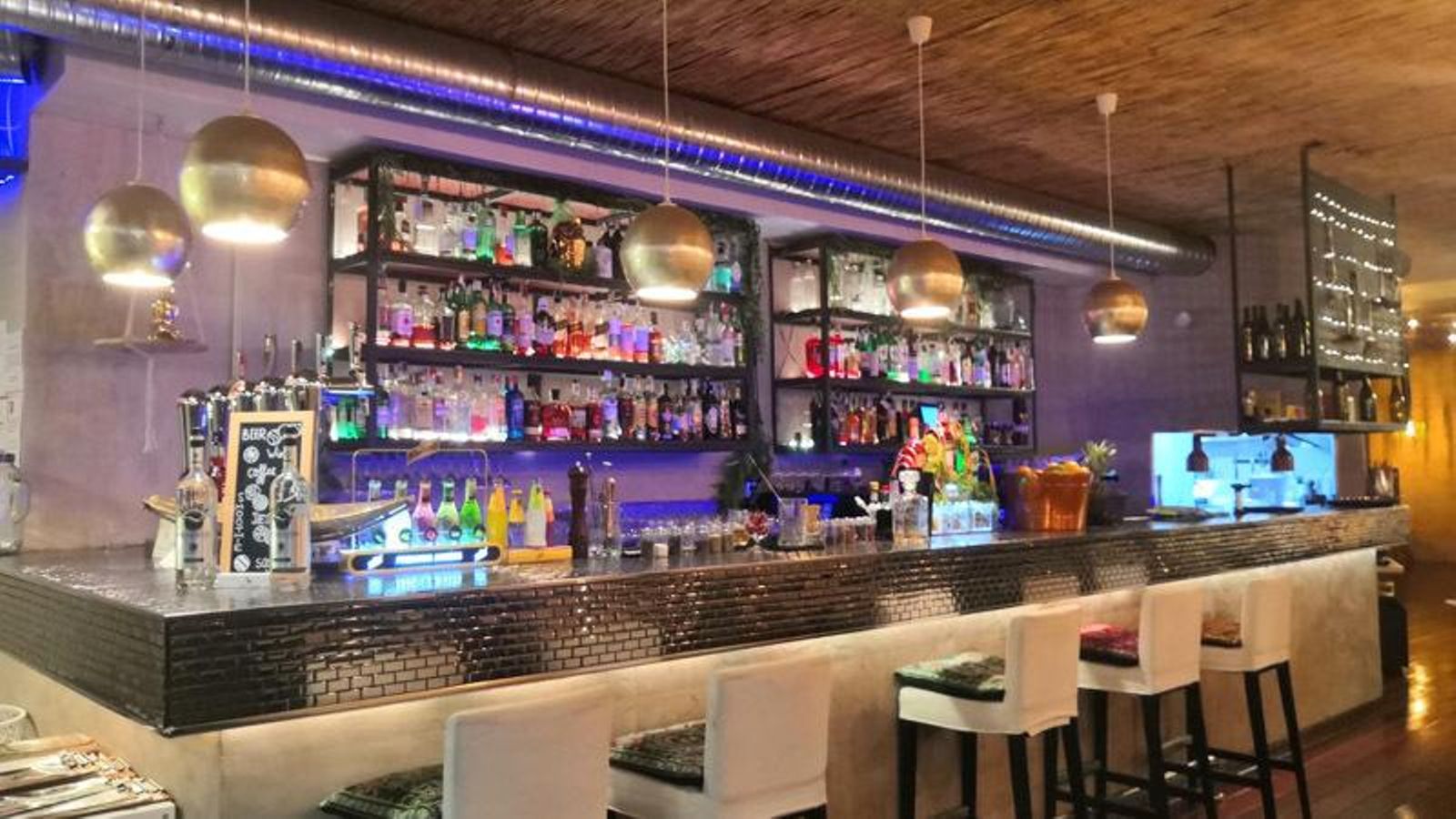 El elegante interior de Tropiqual, en el centro de Sevilla