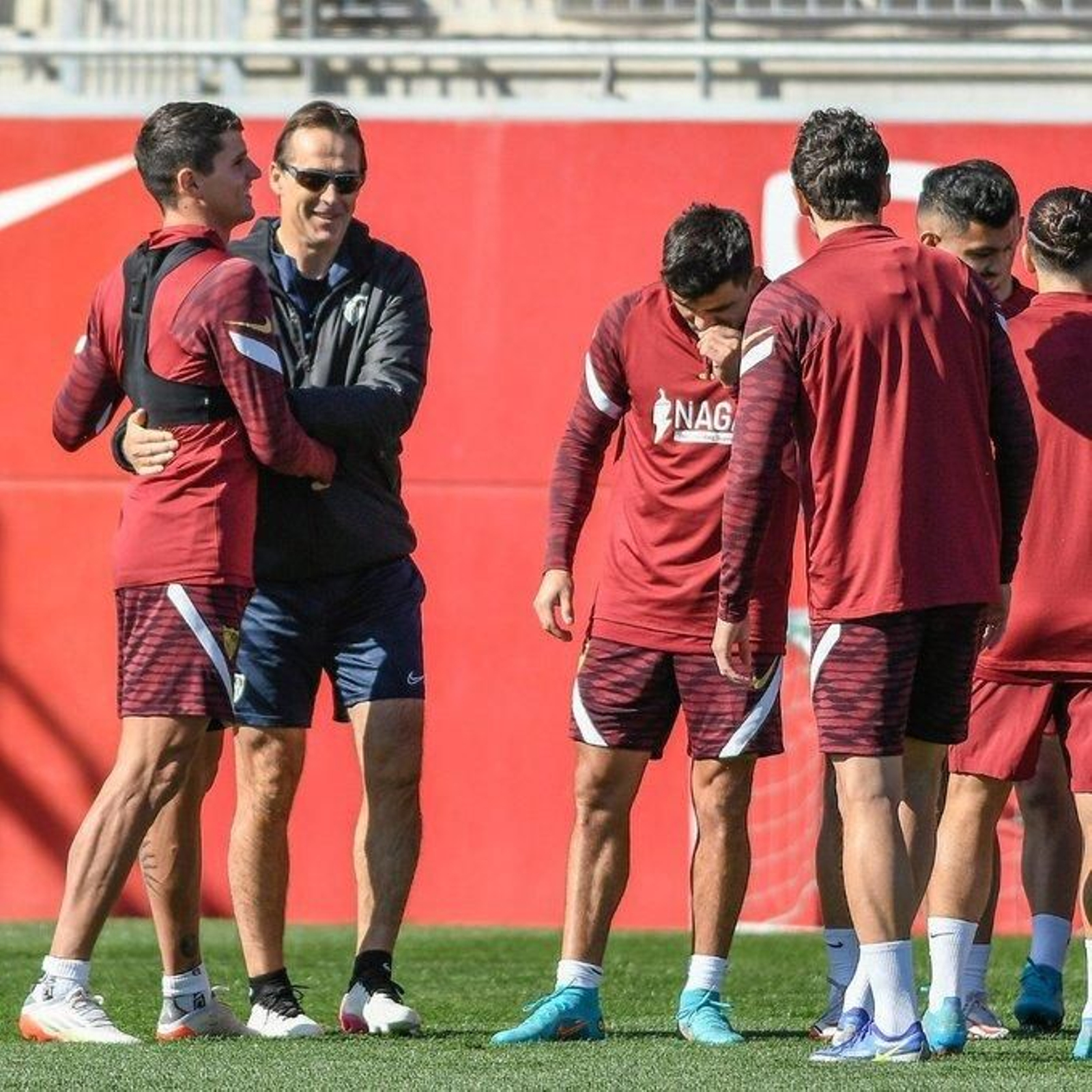 Lopetegui saluda muy cariñoso a Lamela el día que se reincorporó el 1 de marzo.