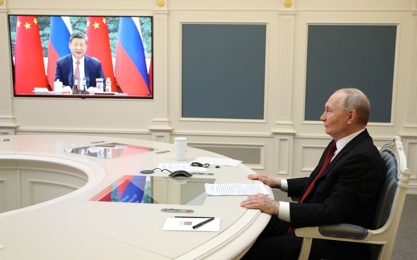El presidente de Rusia, Vladimir Putin, durante su conversación con el presidente de China, Xi Jinping.