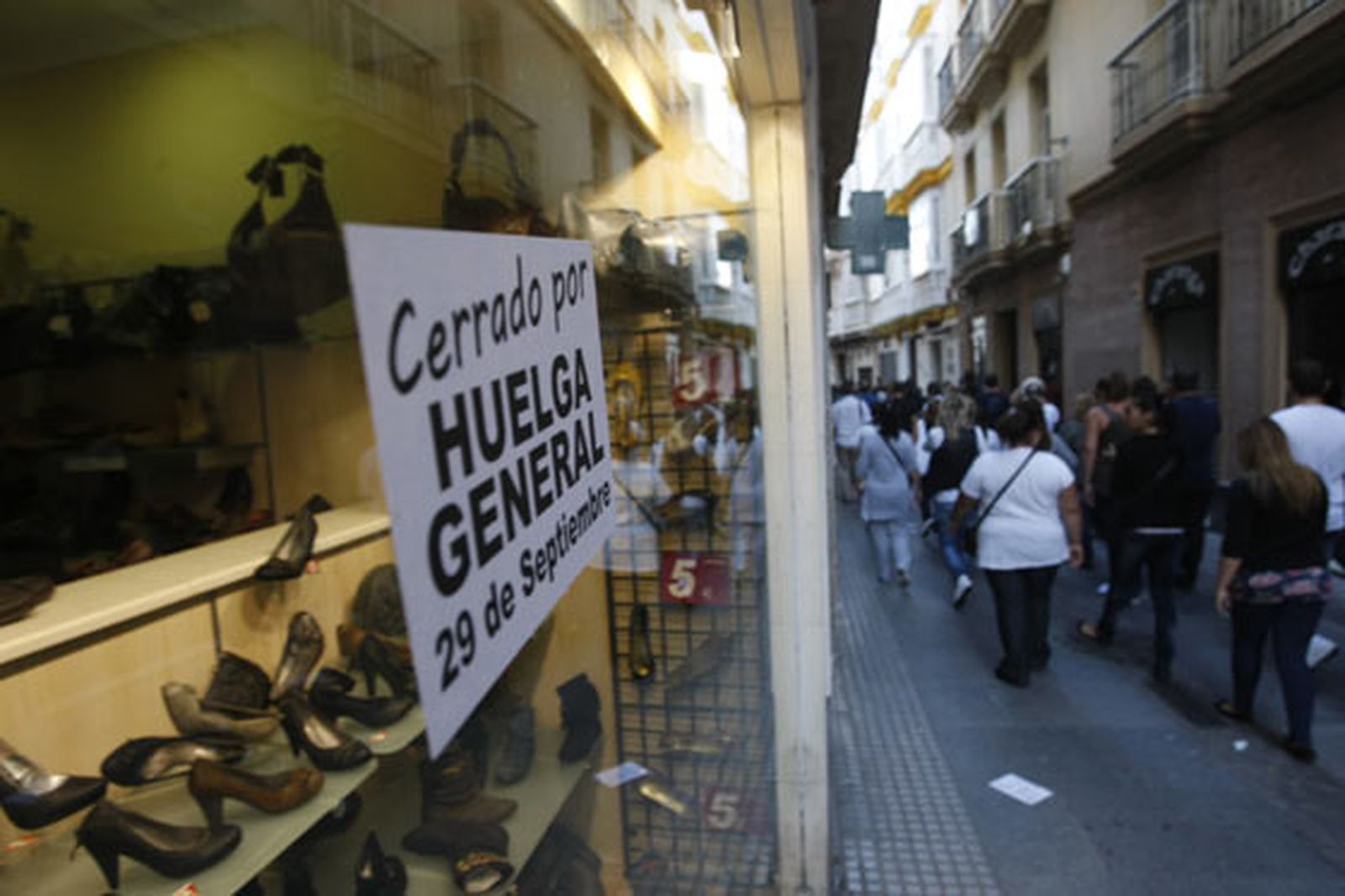 Los piquetes tomaron el centro de la capital desde primera hora de la mañana para impedir la apertura de comercios y empresas

Foto: Jose Braza