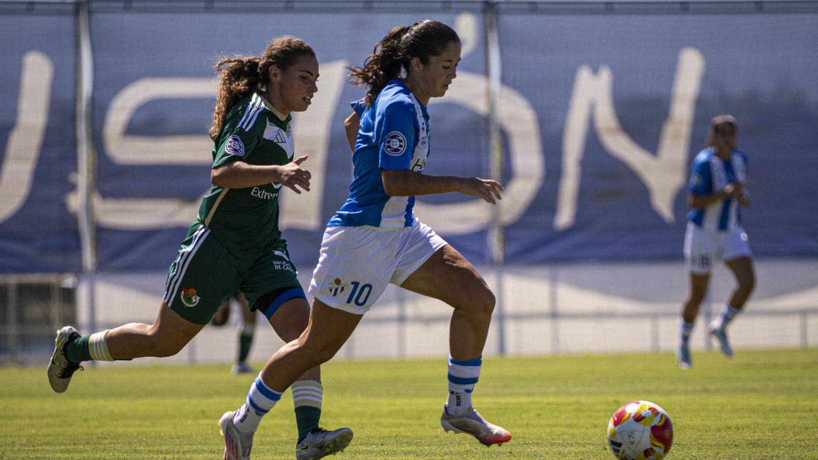 Un lance del partido con el Cacereño de la primera vuelta.