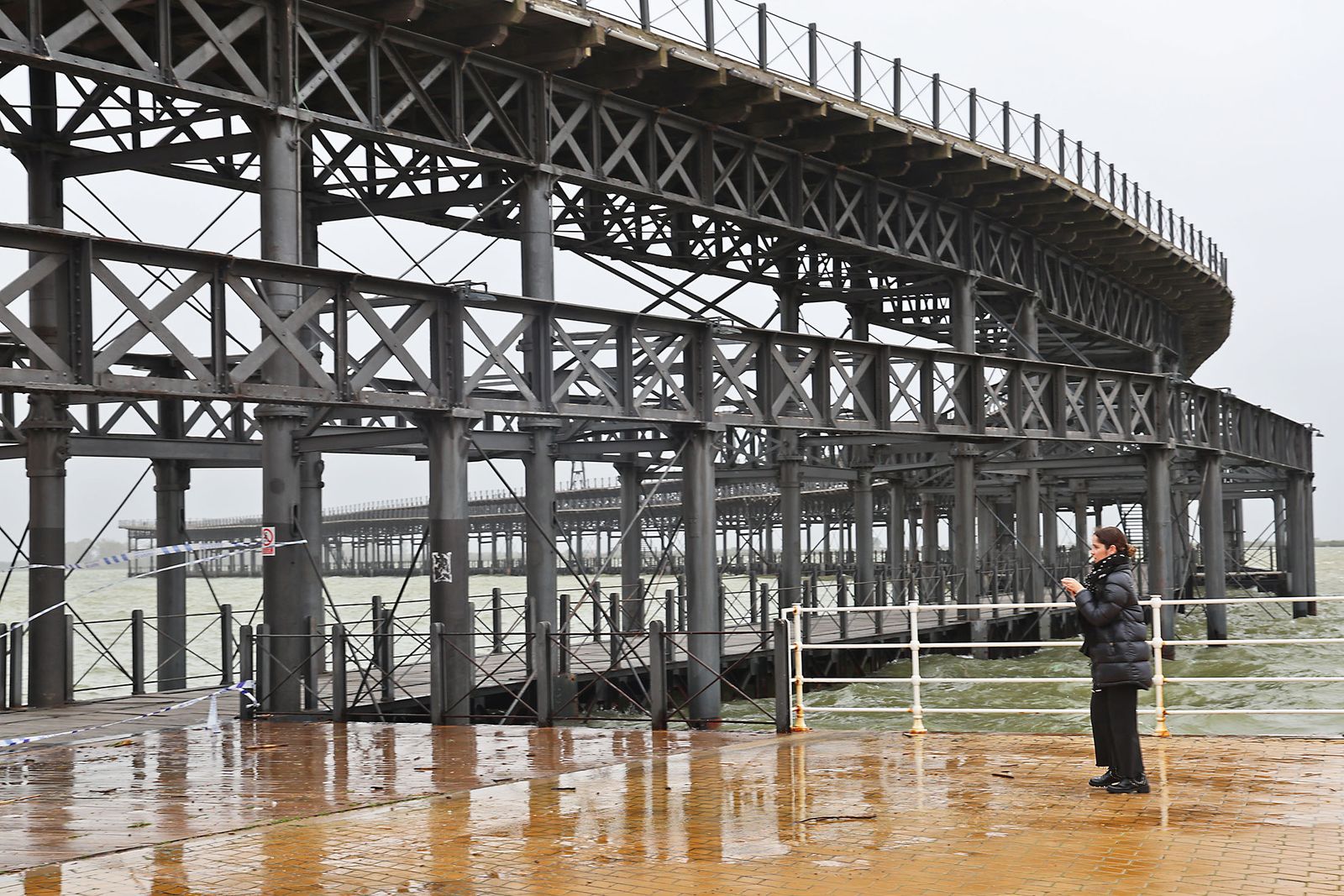 Muelle de carga de la Riotinto con marea alta en la borrasca Leonardo (17)