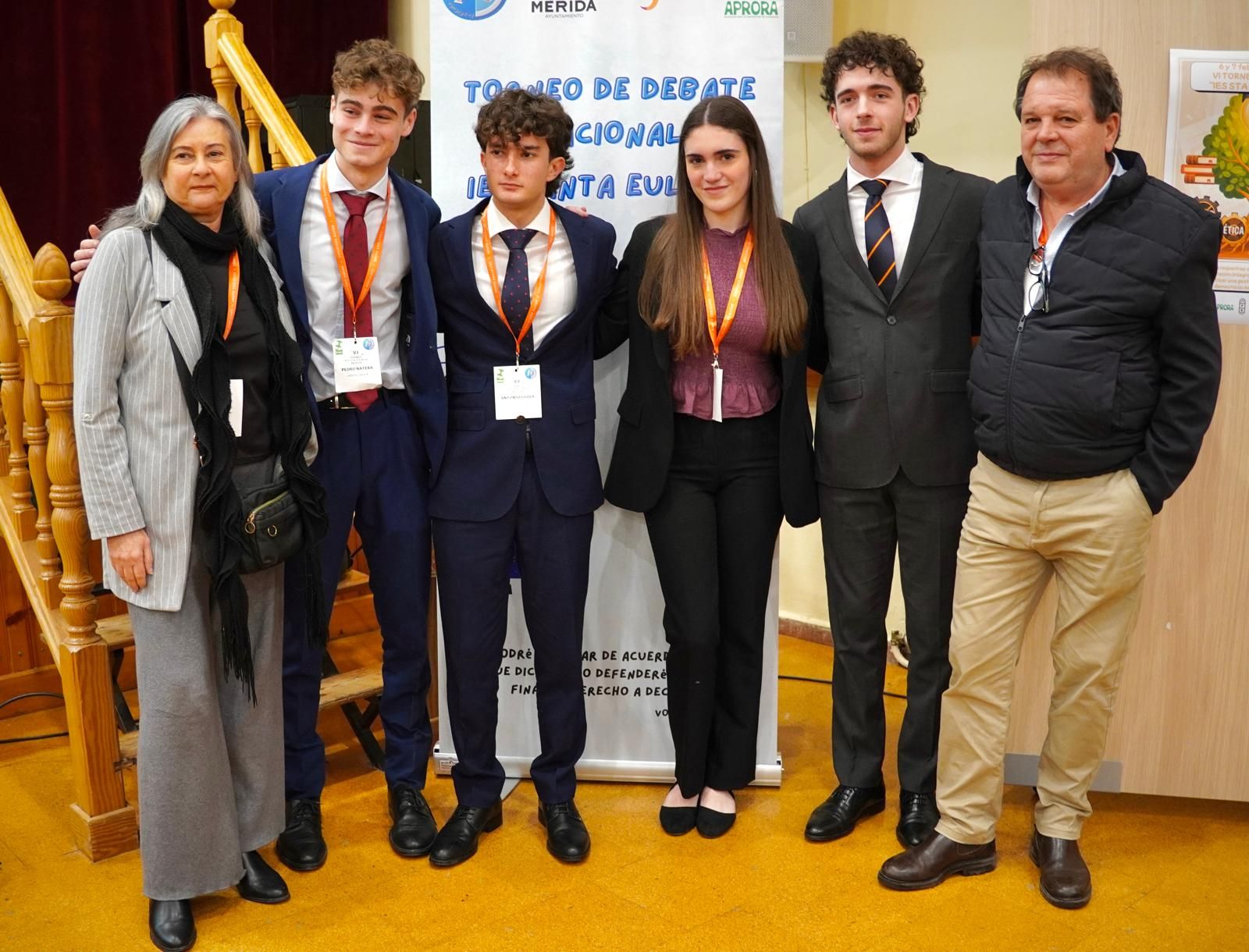 El equipo de debate de 2º de Bachillerato del Liceo de San Fernando, con sus formadores