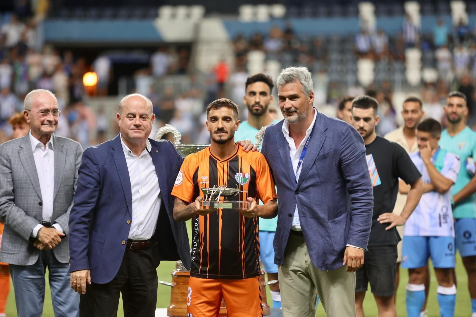 El Antequera CF, al recibir su trofeo de subcampeón