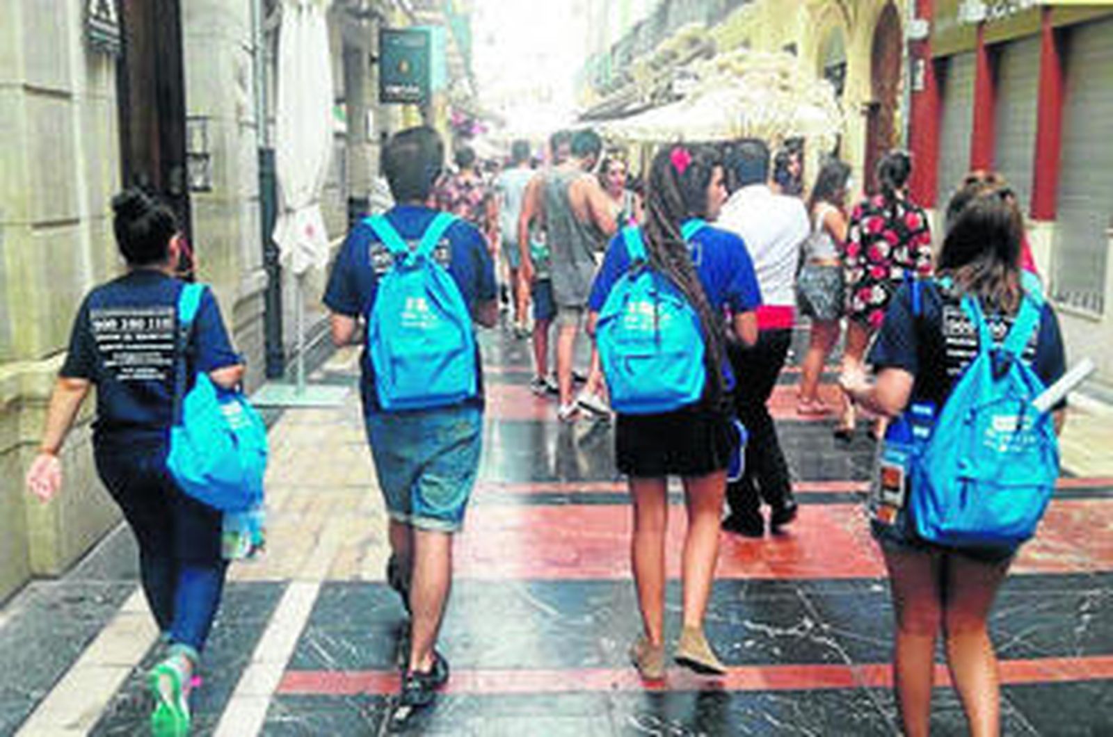 Muchos curiosos se acercan a pedir material.