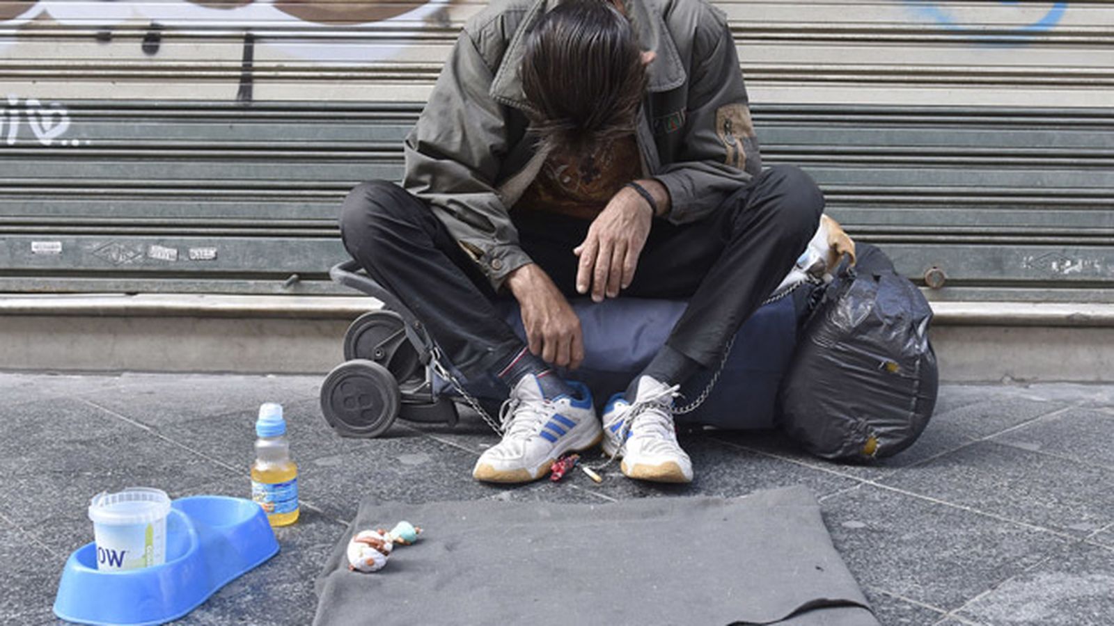 Un indigente, en las calles del centro de Sevilla.