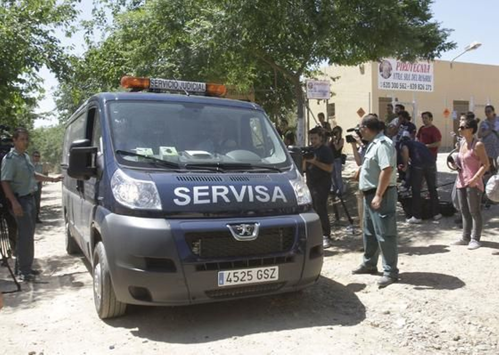 Una explosión en una pirotecnia mata a cuatro personas en Benacazón. / José Ángel García
