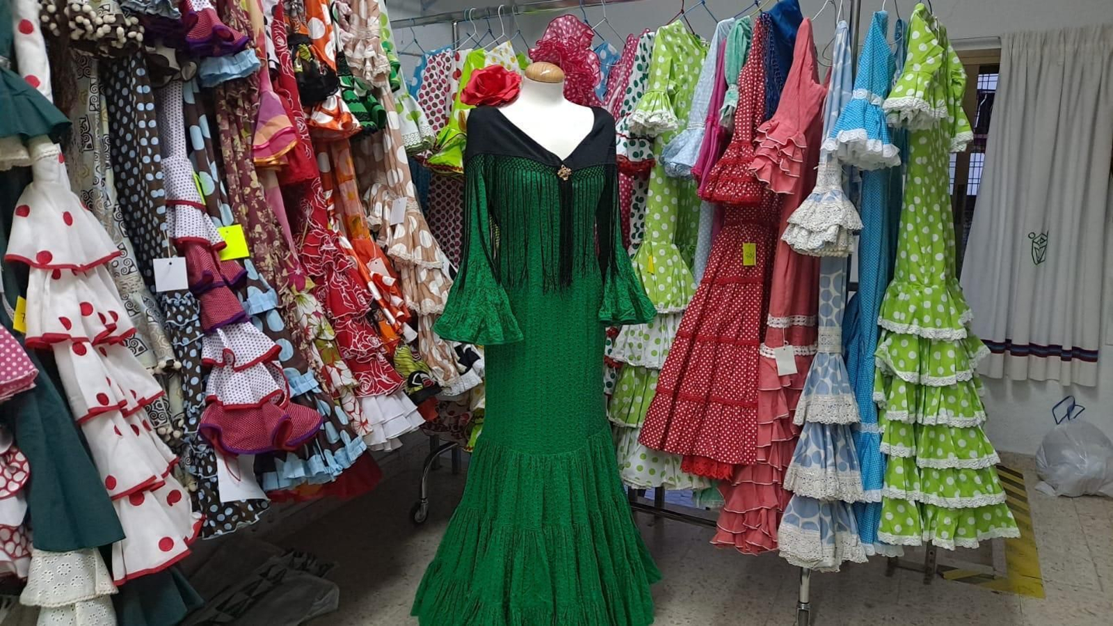 El X Rastrillo de Moda Flamenca de Proclade Bética en Heliópolis permite dar una segunda vida a trajes de flamenca y complementos y comprarlos a precios reducidos.
