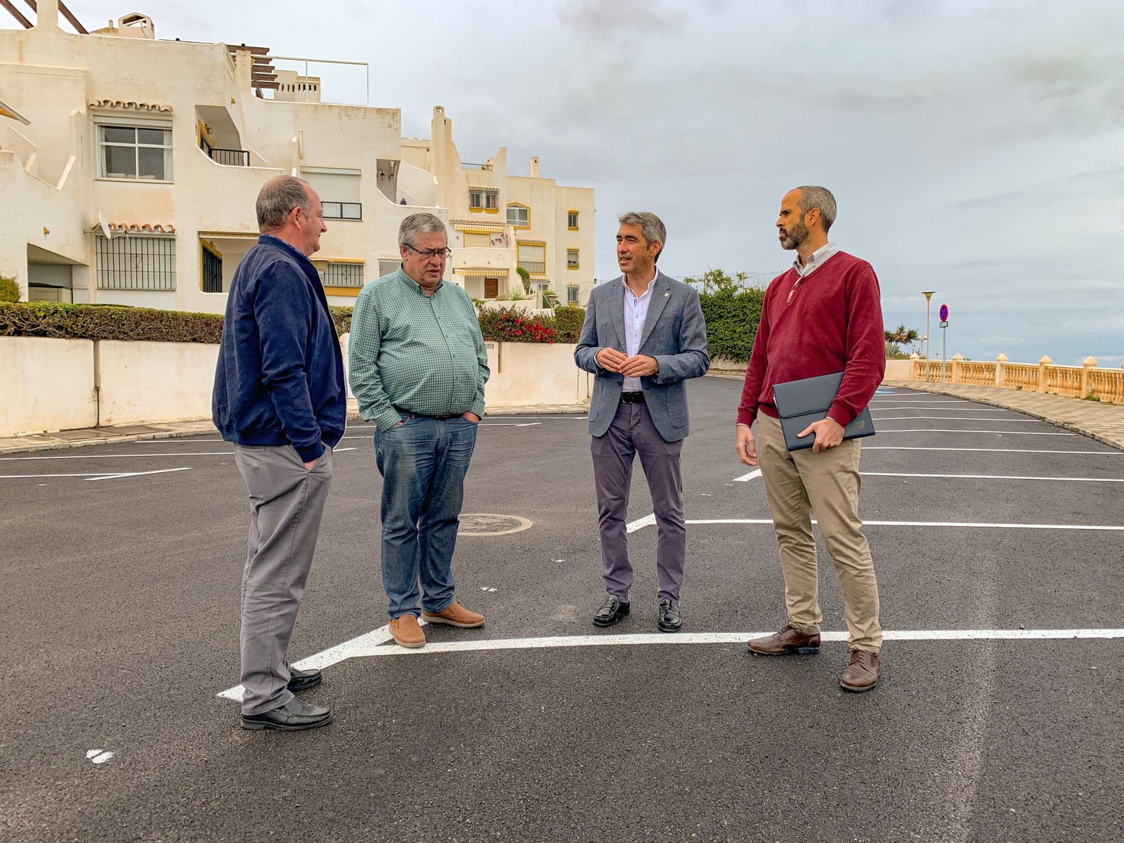 La visita institucional a los trabajos de renovación de la red de abastecimiento.
