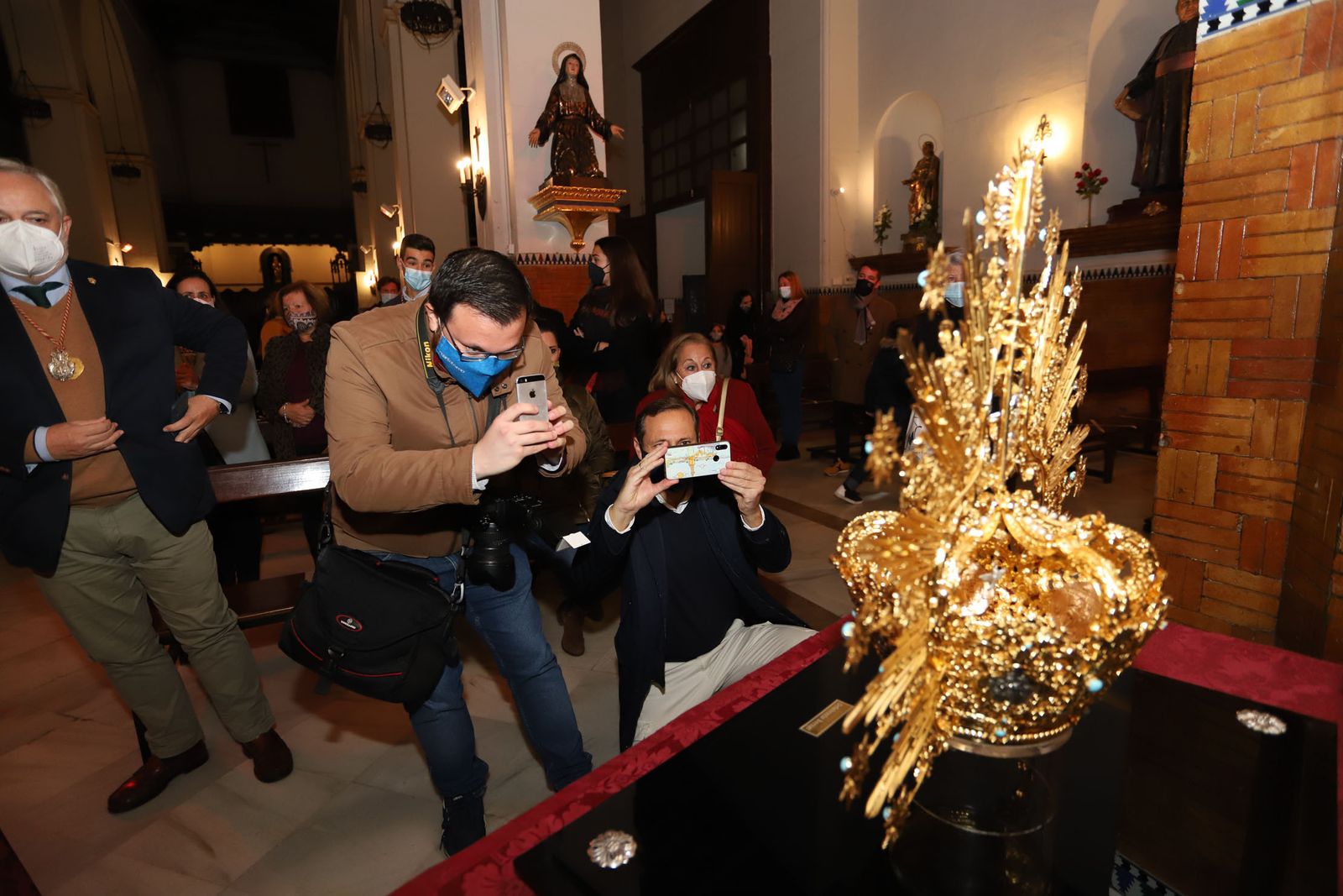 Bendecida la nueva corona de Nuestra Señora de los Ángeles