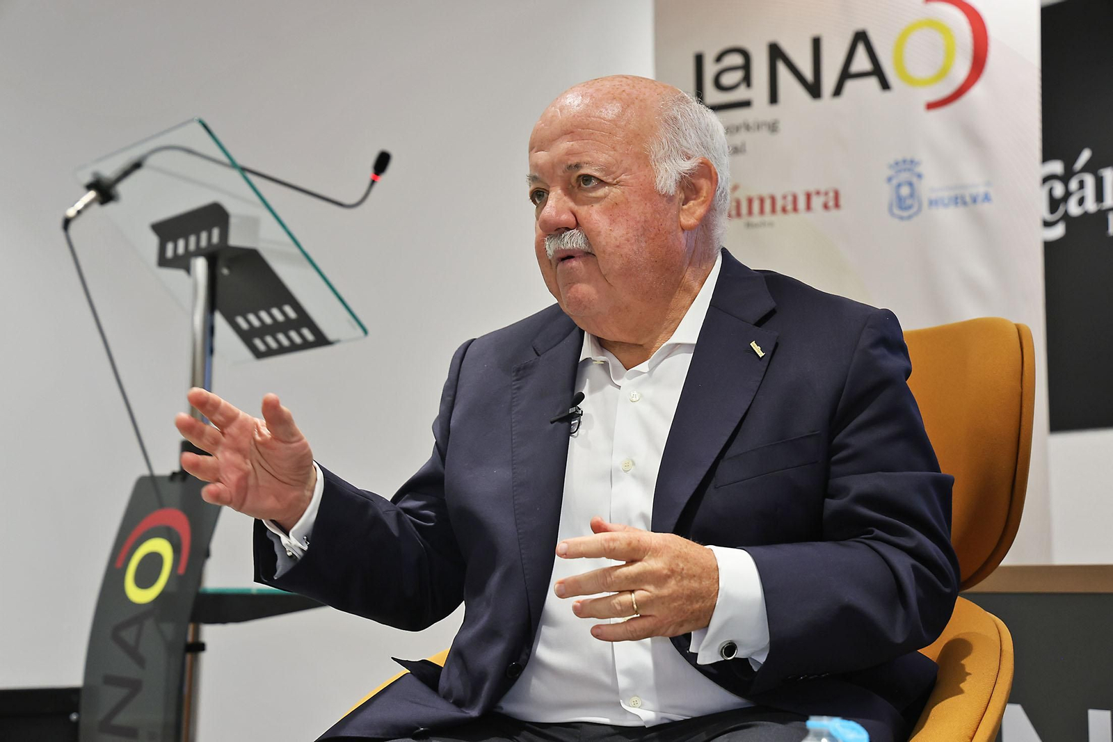 Imágenes de los encuentros del Club Cámara con Jesús Aguirre, presidente del Parlamento andaluz como protagonista