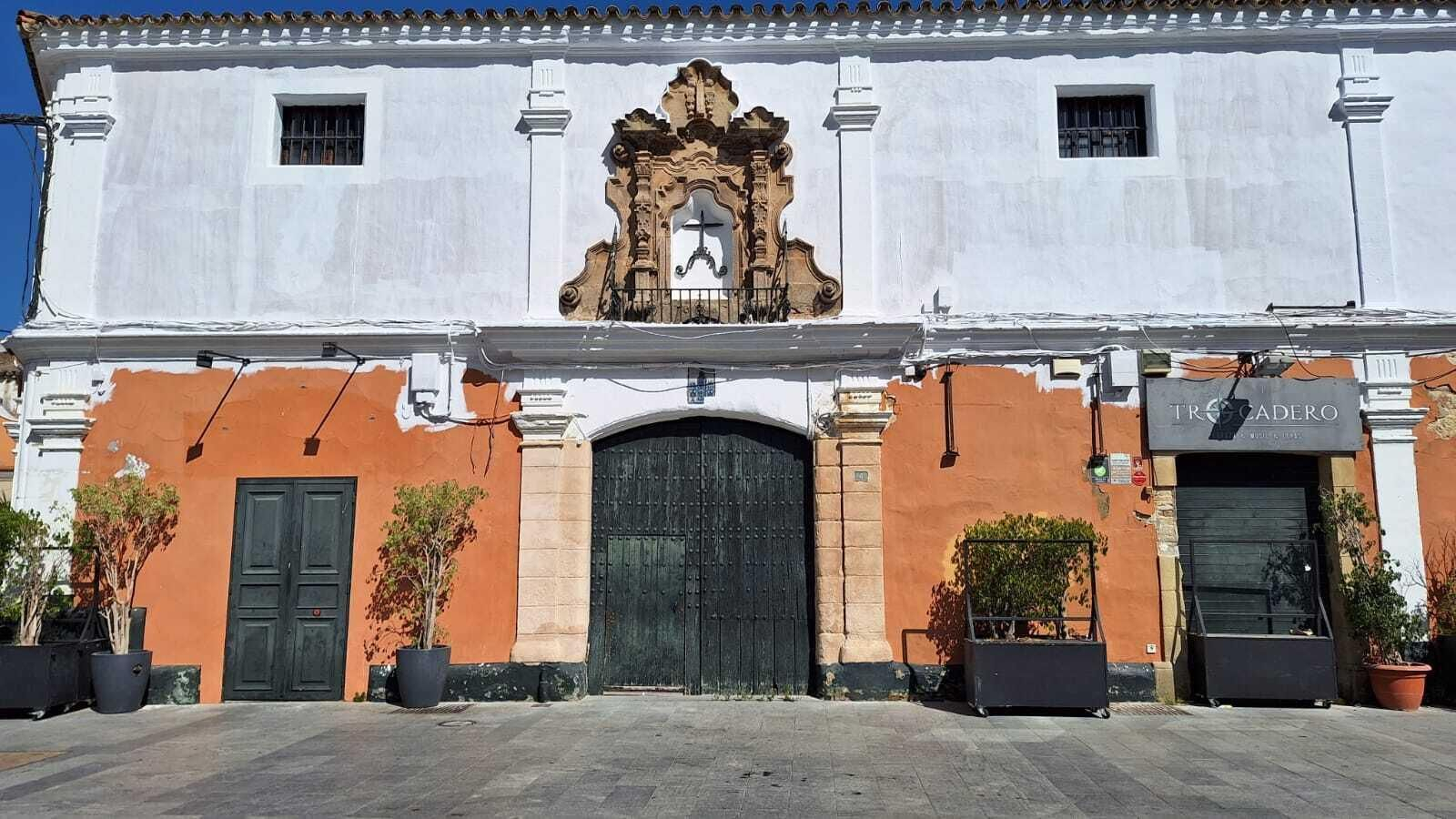 Una imagen de los trabajos de pintura que se ejecutan en la fachada de la Casa de los Diezmos.