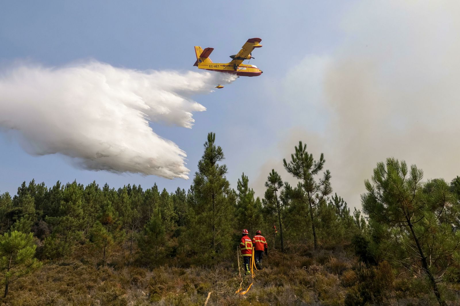 La extinción del incendio del centro de Portugal, en imágenes