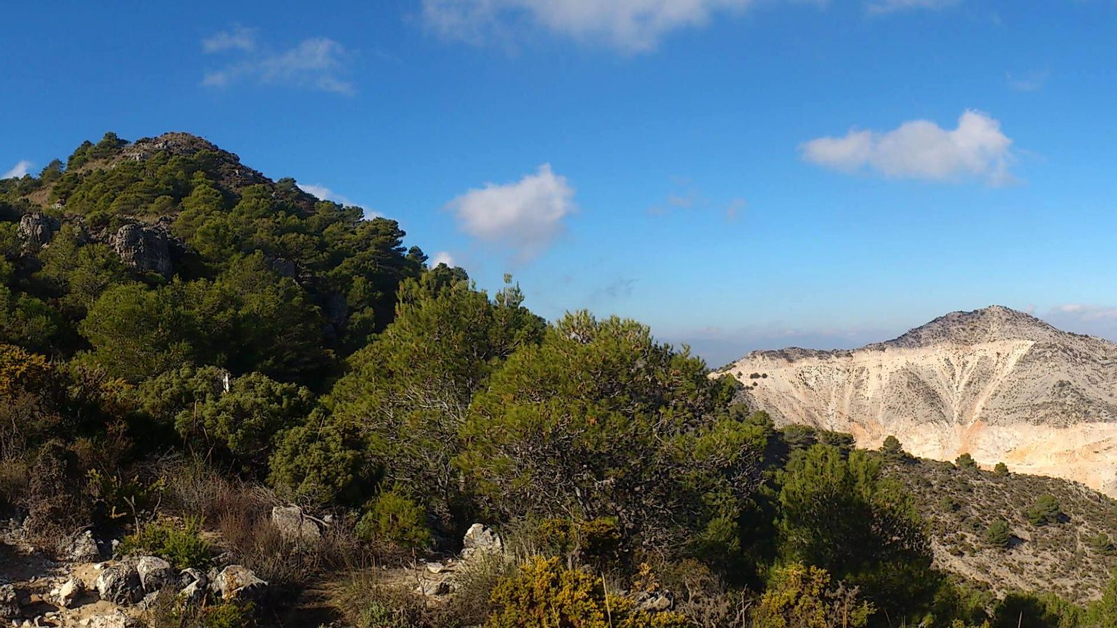 Las canteras marcan profundamente el camino.
