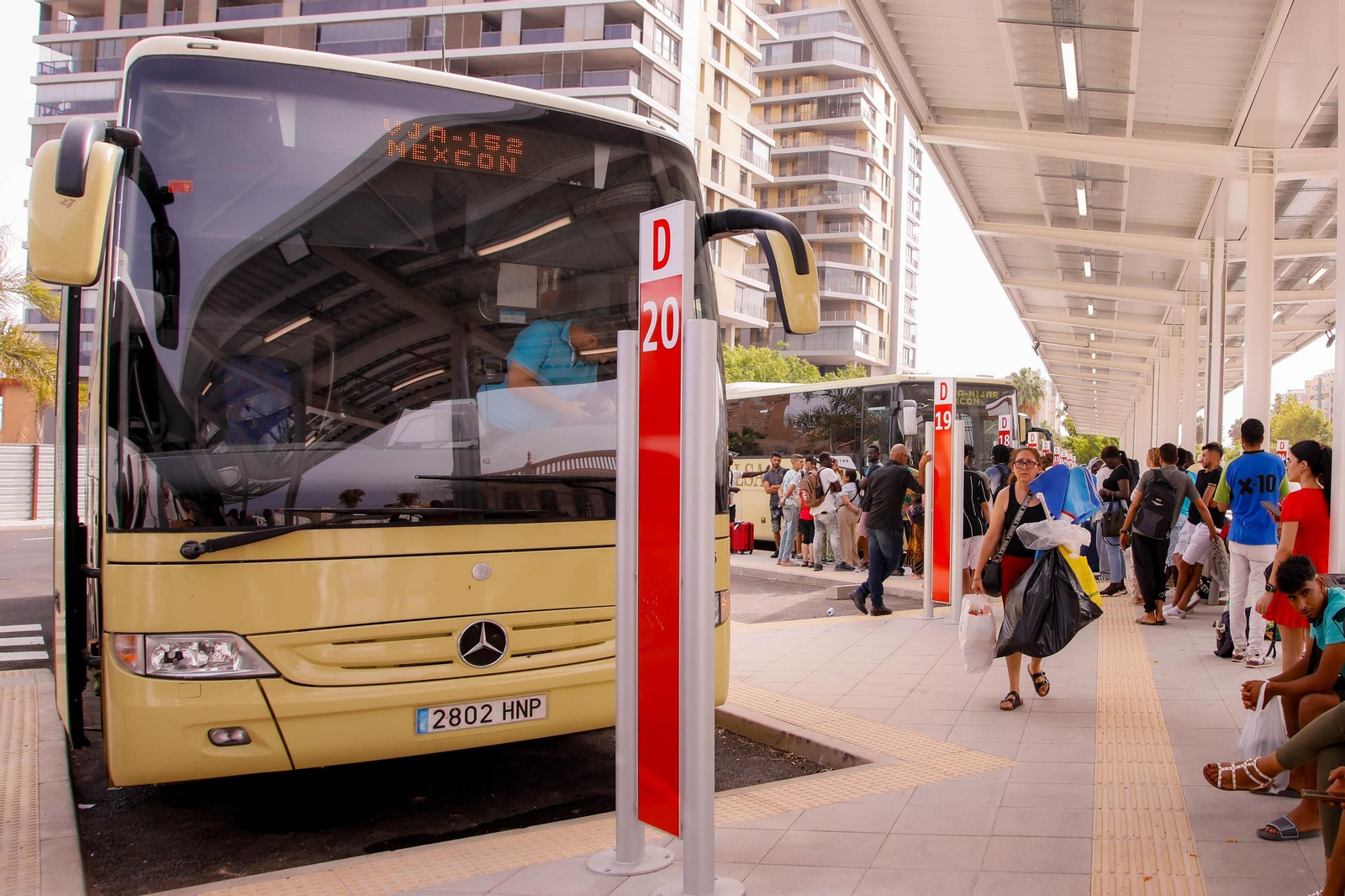 Imágenes del primer día de funcionamiento en la estación de bus en Almería
