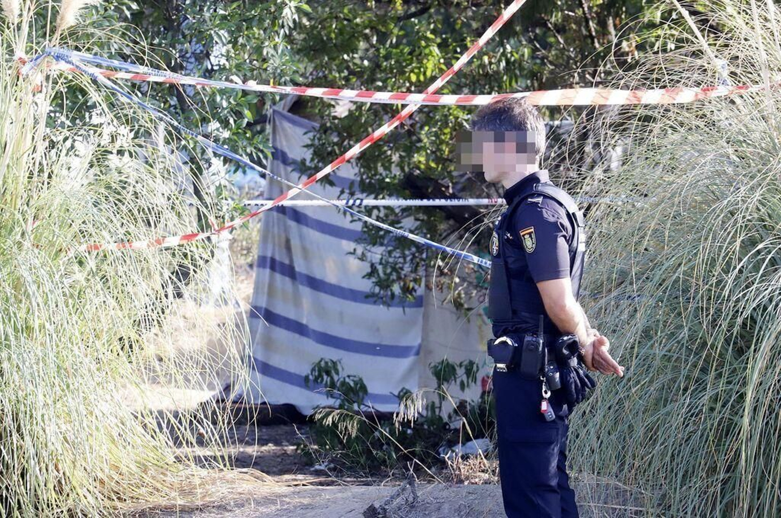 Imágenes del hallazgo de un cadáver en la rotonda del puente del Odiel.