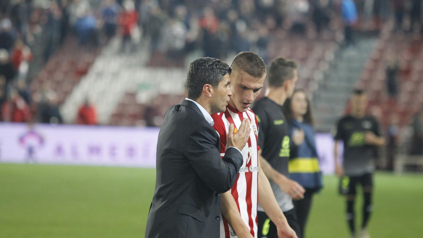 Pedro Emanuel saluda a Maras al término del duelo ante el Extremadura