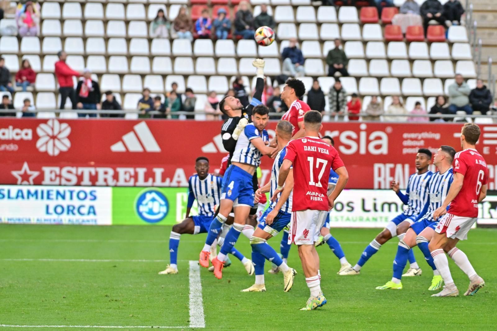Rubén Gálvez saca el puño para despejar el balón durante el Real Murcia-Recre de la pasada jornada.