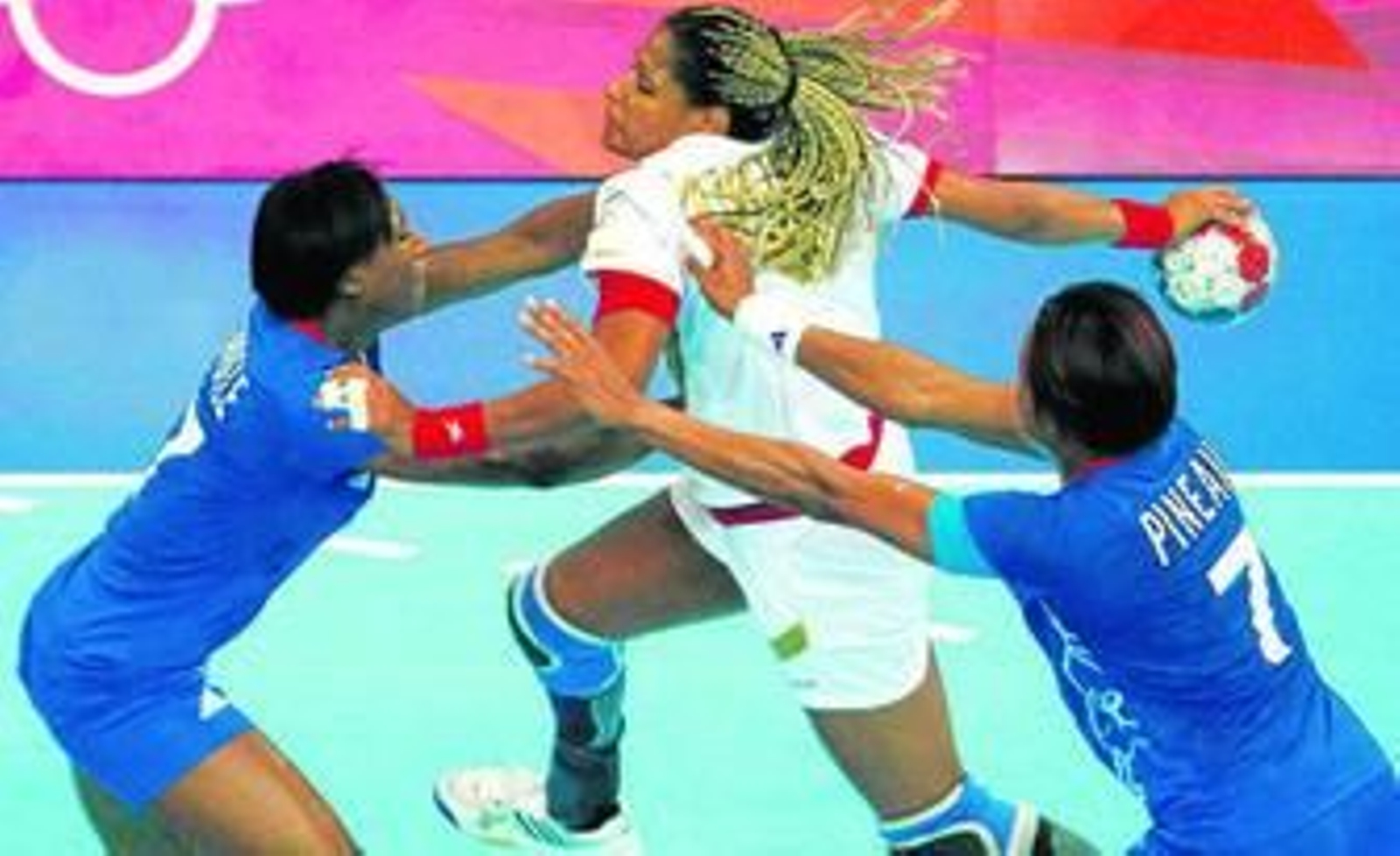 Las francesas Dembele y Pineau tratan de frenar a la española Marta Mangué.