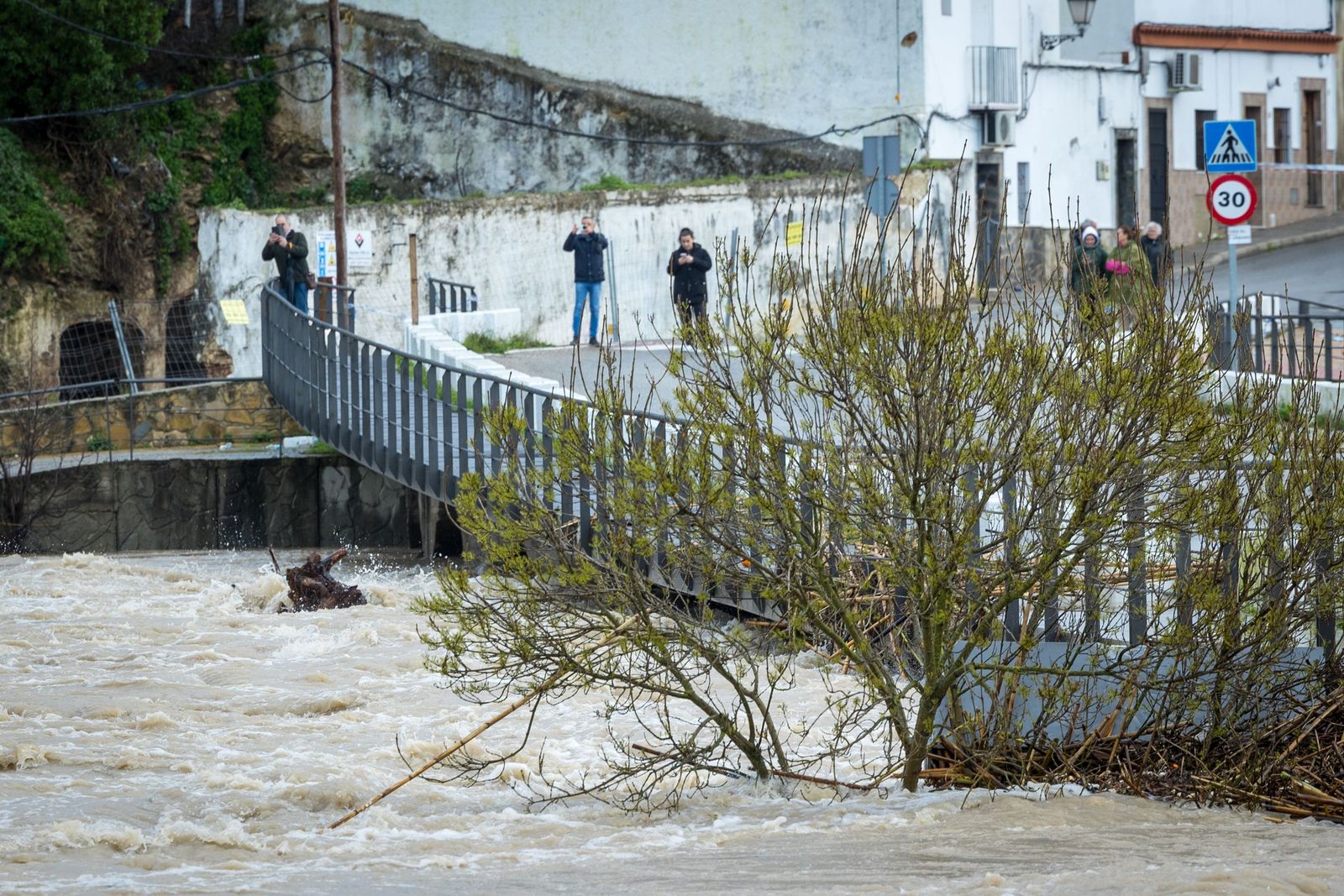 Las imágenes de las inundaciones en Arcos: la espectacular crecida del río Guadalete por la apertura de las presas