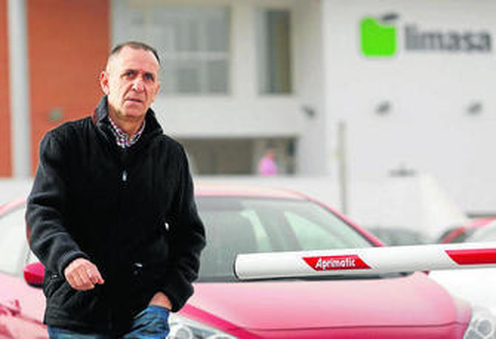 El presidente del comité ayer antes de comenzar la reunión con la empresa.