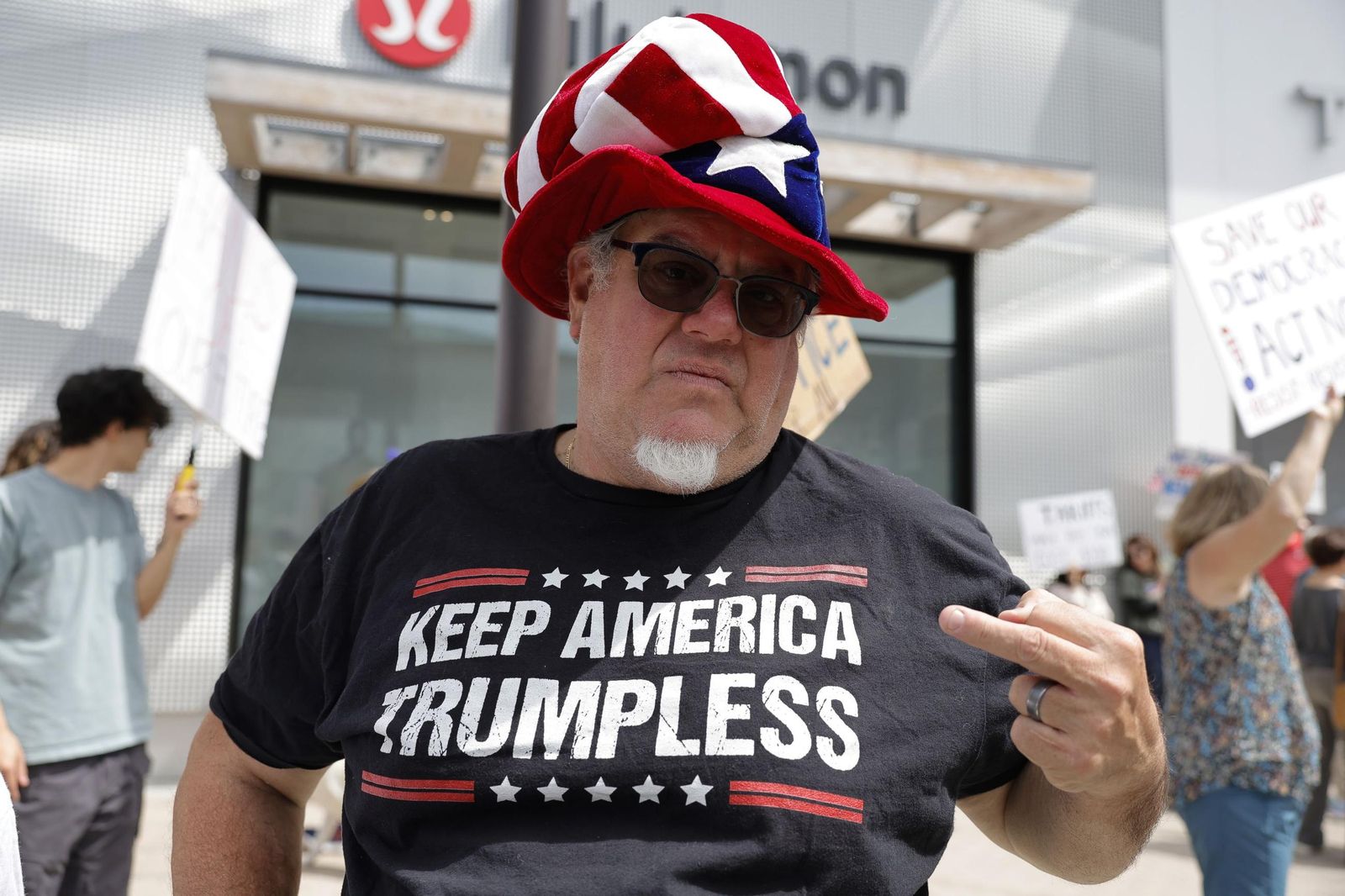 Miles de manifestantes contra Trump y Musk en EEUU: "¡Quita tus manos!"