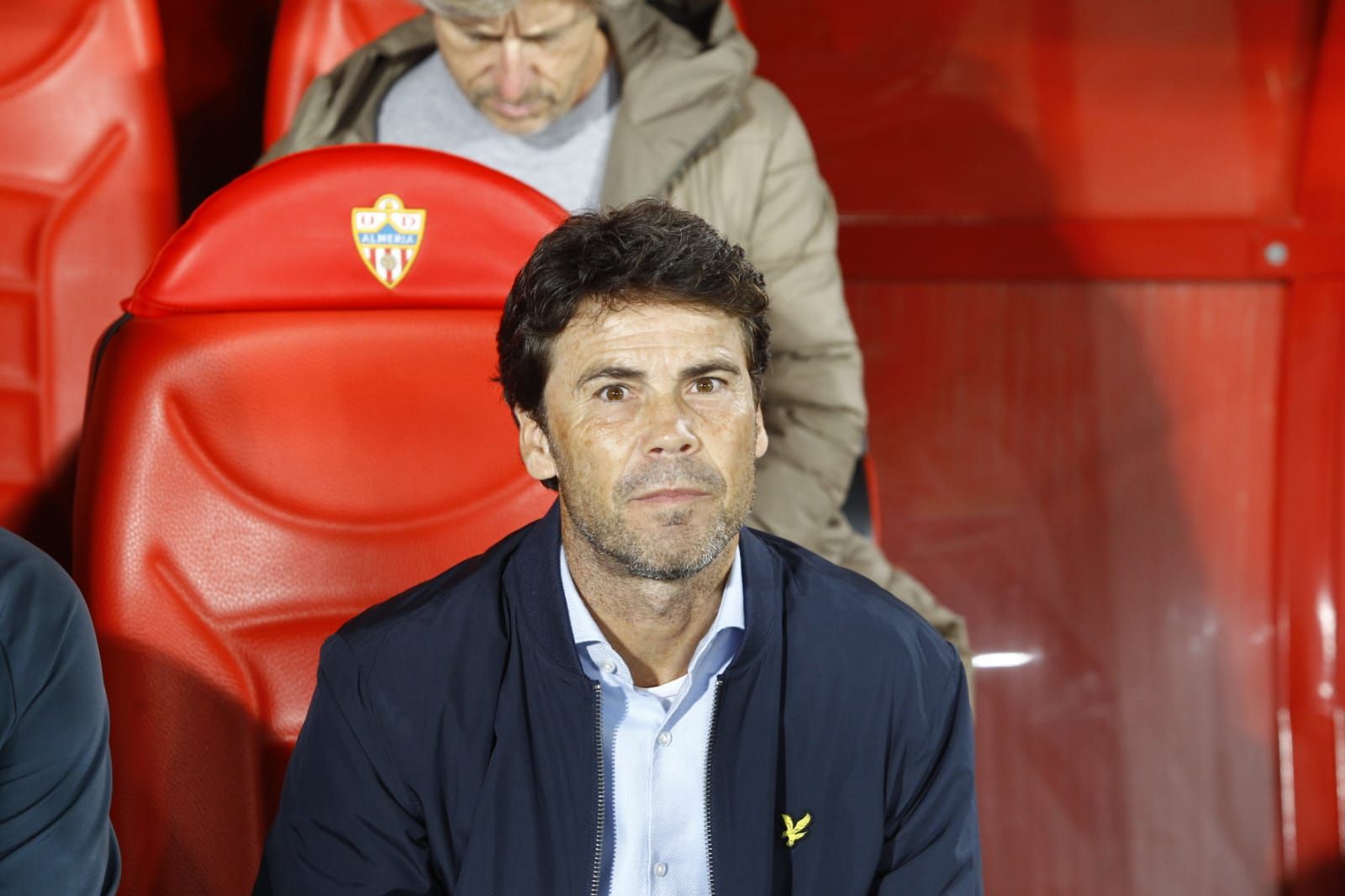 Rubi sentado en su banquillo antes del comienzo del encuentro frente a los blanquiverdes en el Estadio de los Juegos Mediterráneos.