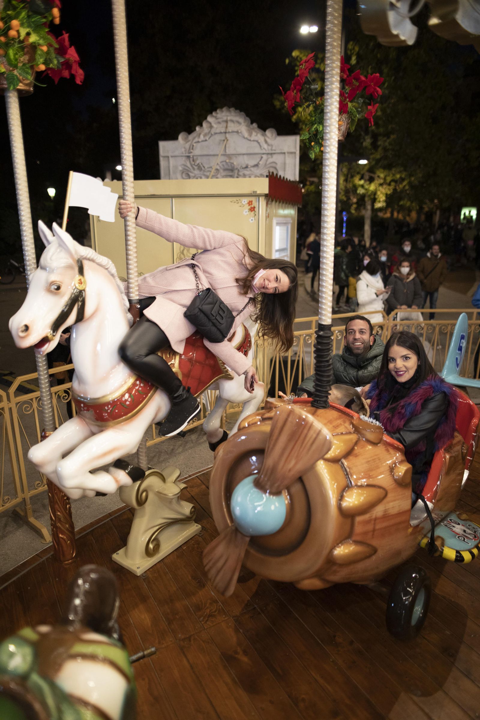 Multitud de visitantes y ambiente navideño en Granada durante el puente, en imágenes