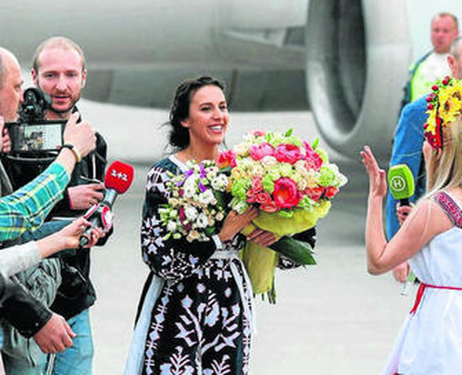 La ganadora de Eurovisión, Jamala, a su llegada ayer a Ucrania.