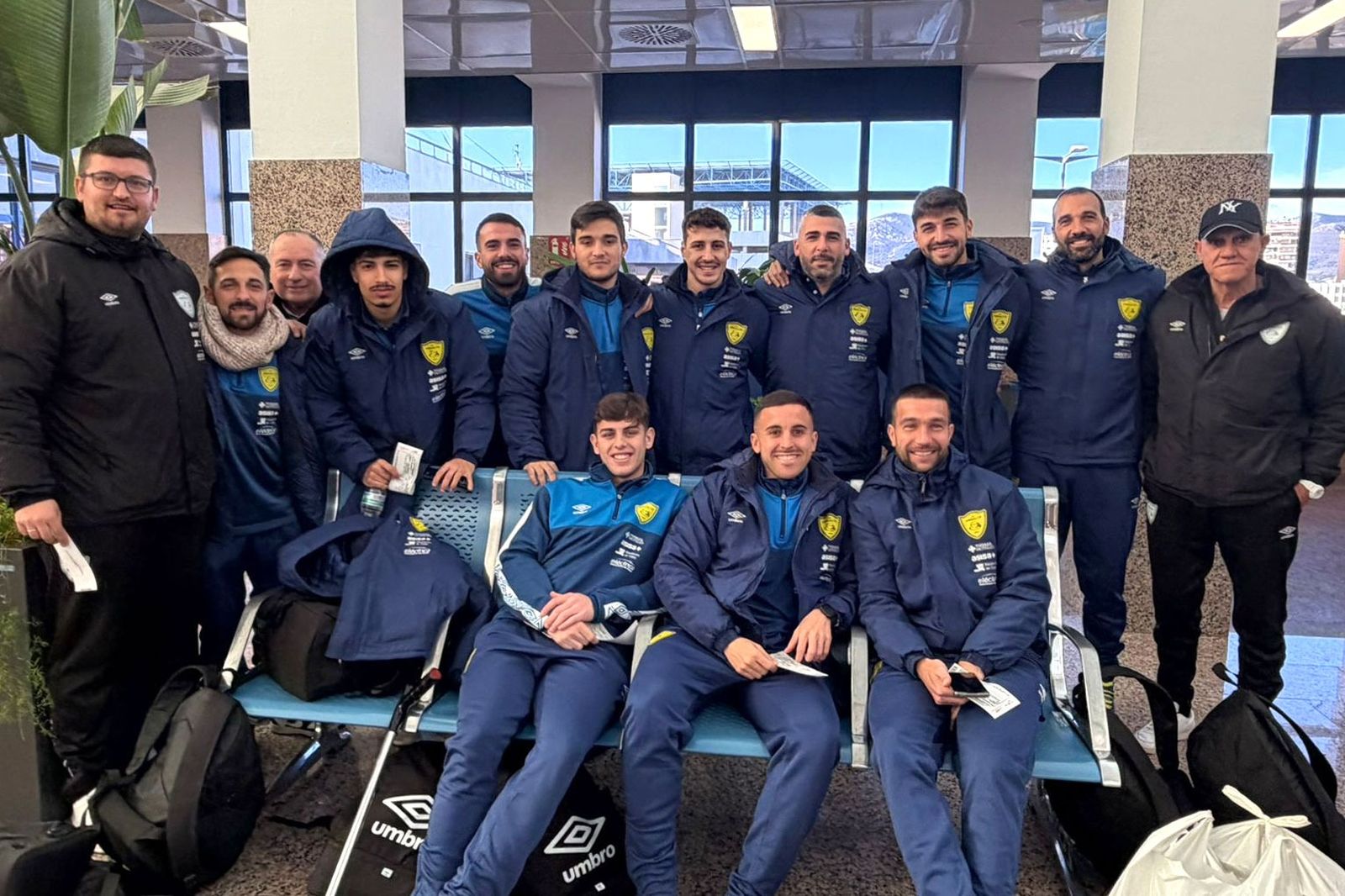 La expedición del conjunto gaditano, en la terminal marítima del Puerto de Algeciras.