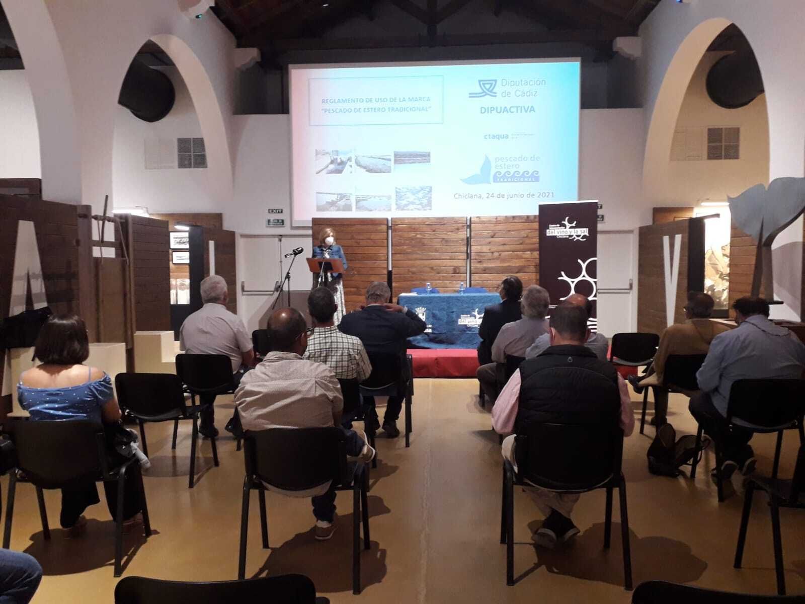 La delegada municipal de Fomento, Pepa Vela, en la presentación del proyecto ‘Pescado de Estero Tradicional’.