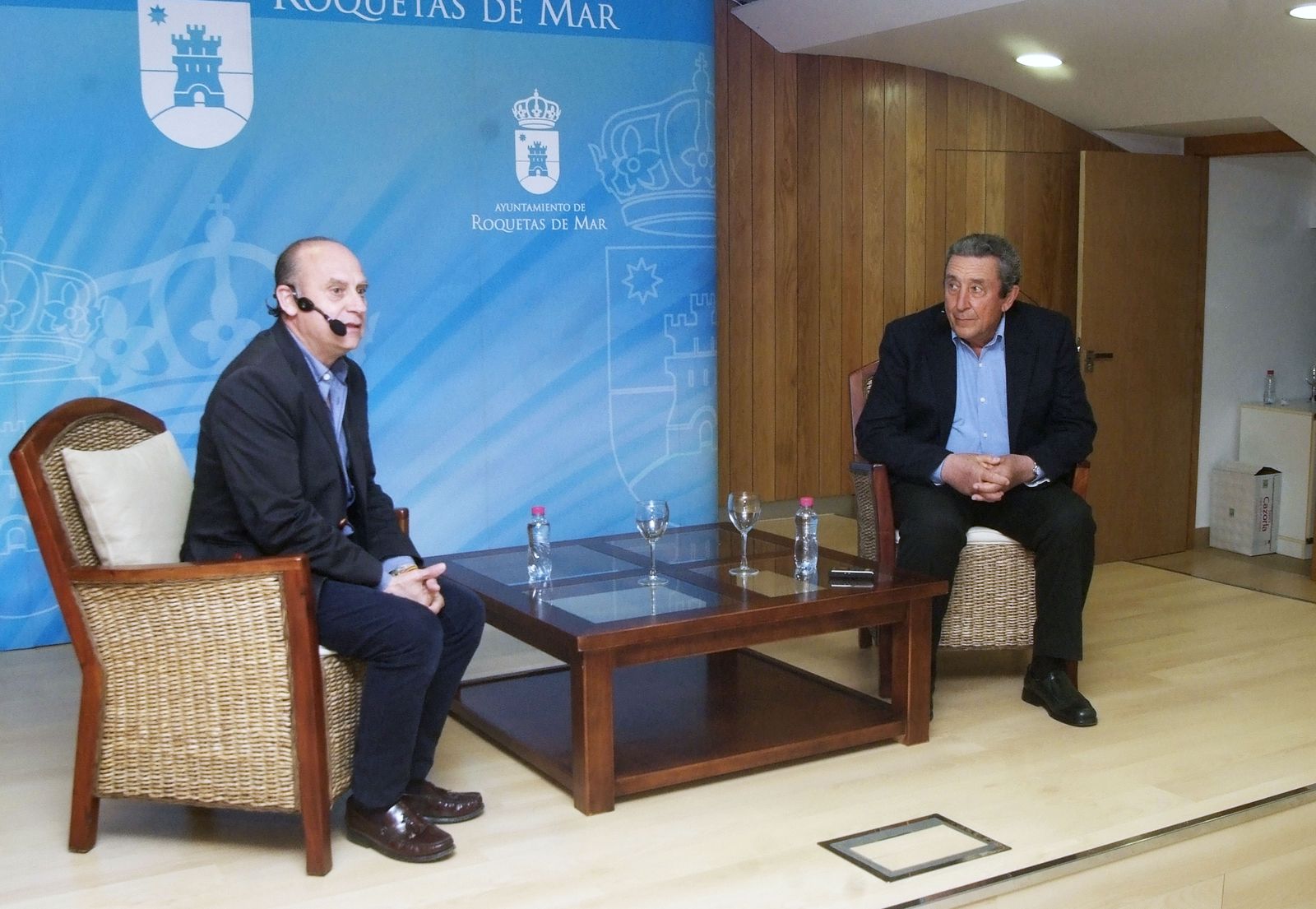 El periodista Paco Guerrero, a la izquierda, dirigió la charla con Fernando Cuadri.