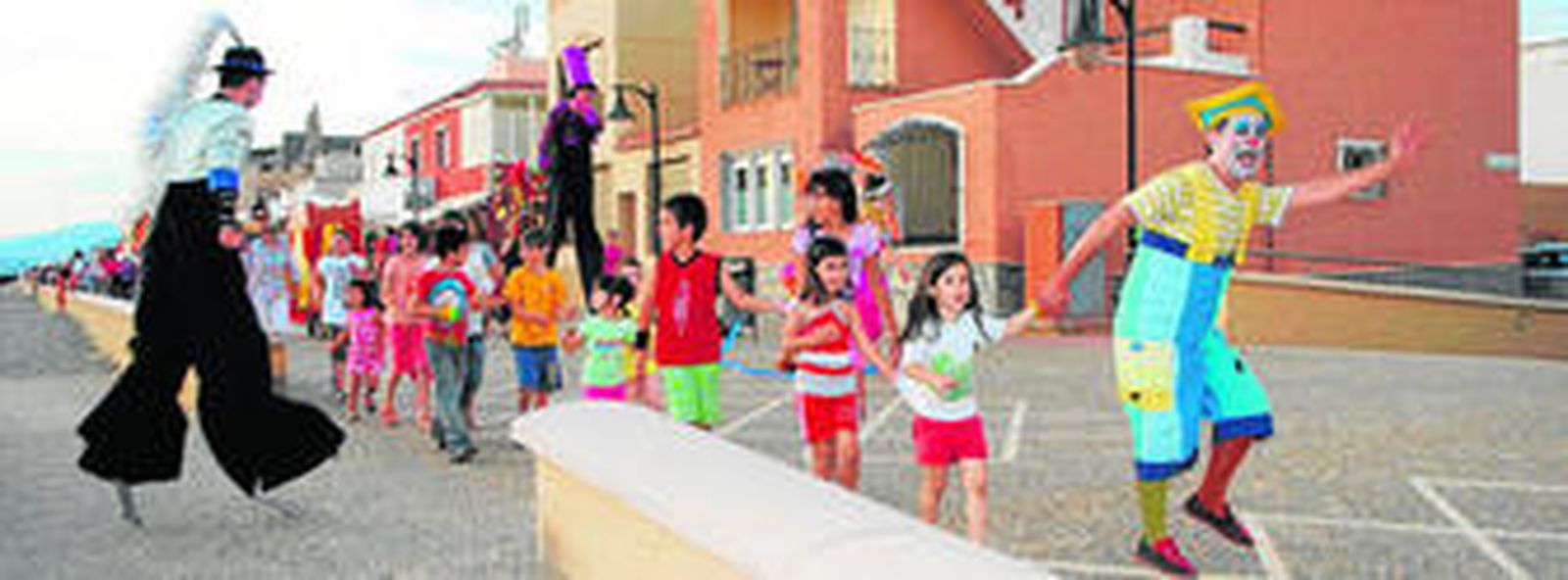 Pasacalles divertido por el barrio, los payasos acompañados por los niños, bailaron y disfrutaron del día.