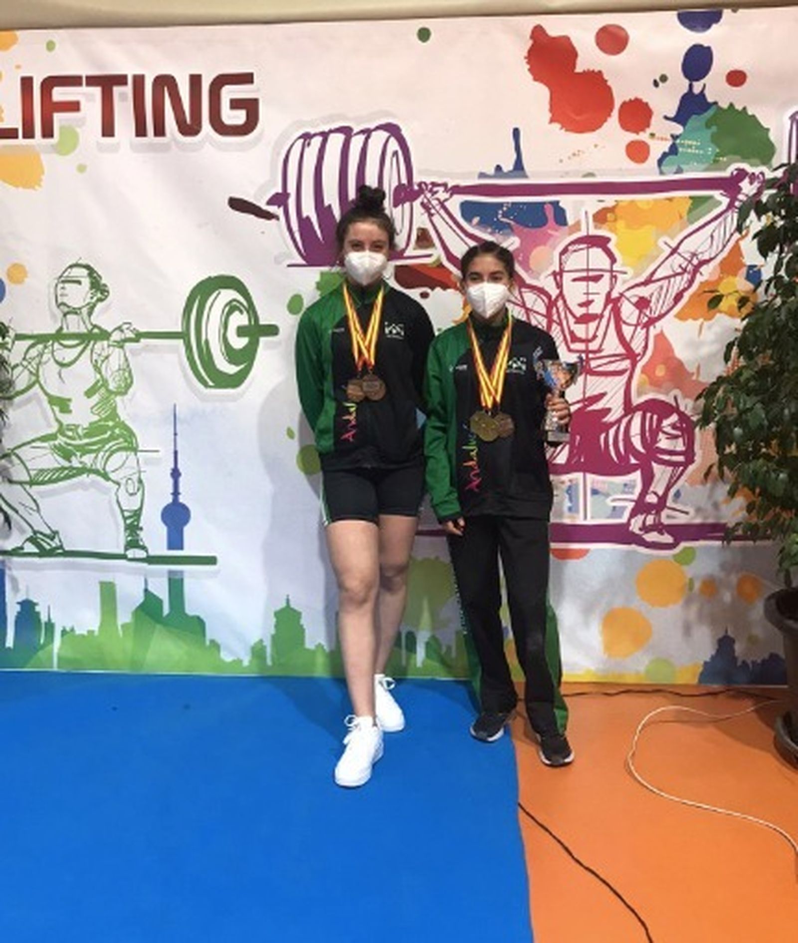 Dos de las medallistas onubenses en este Nacional júnior en Madrid.