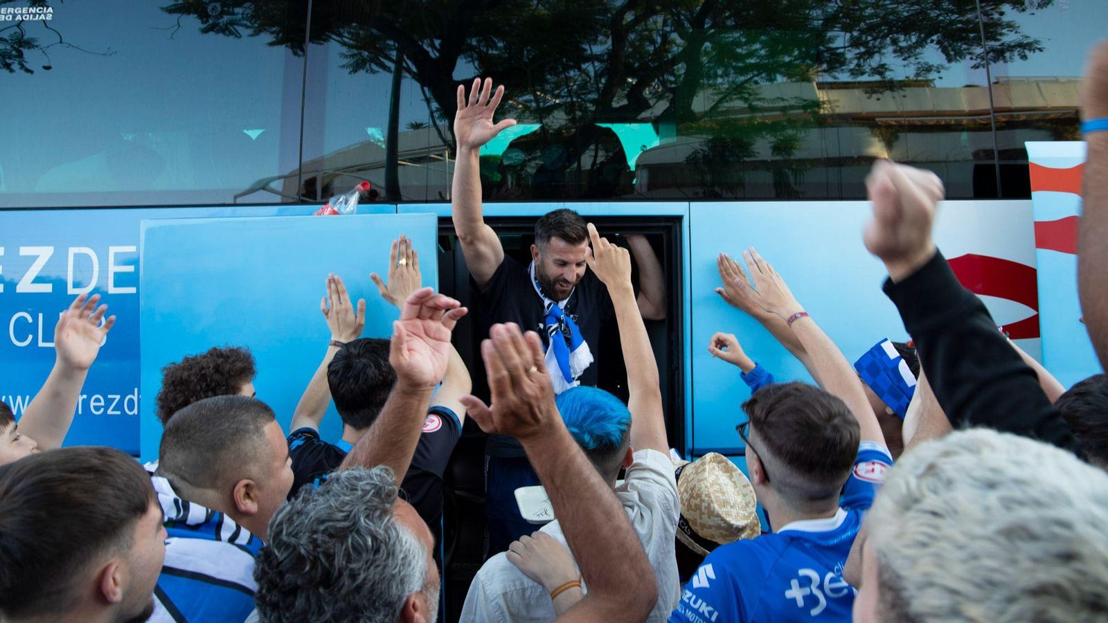 Oca, un pilar en la defensa azulina, es aclamado por los aficionados.