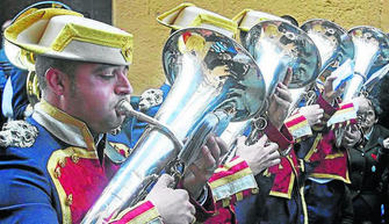 Músicos de Los Polillas, durante la pasada Semana Santa.