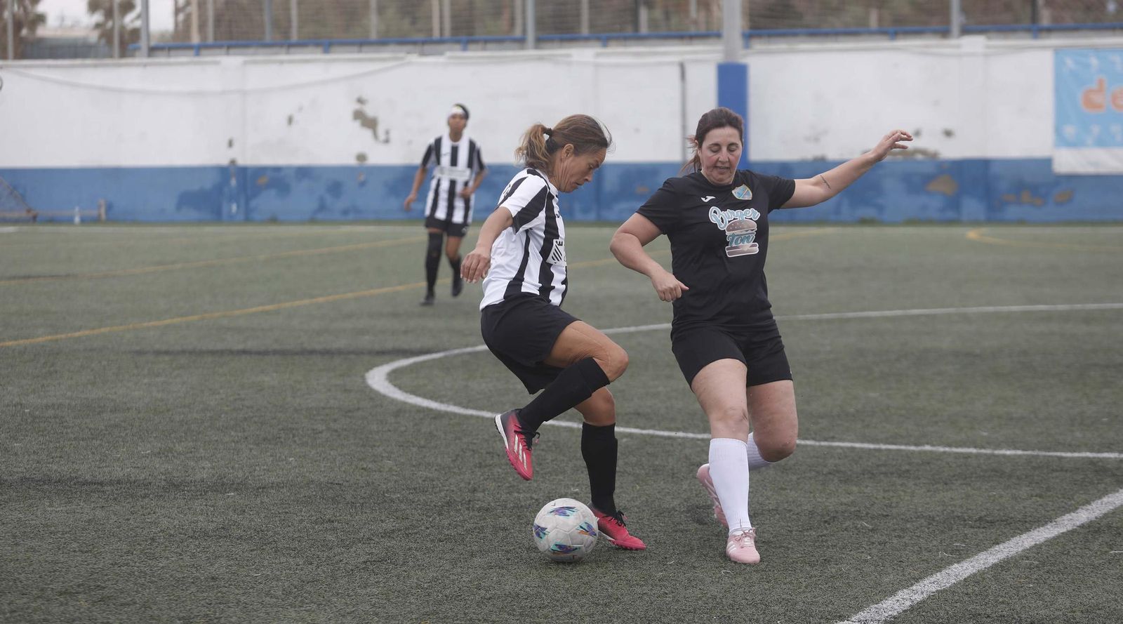 Las fotos de la primera jornada de la Liga Nacional de fútbol para veteranas, en La Línea