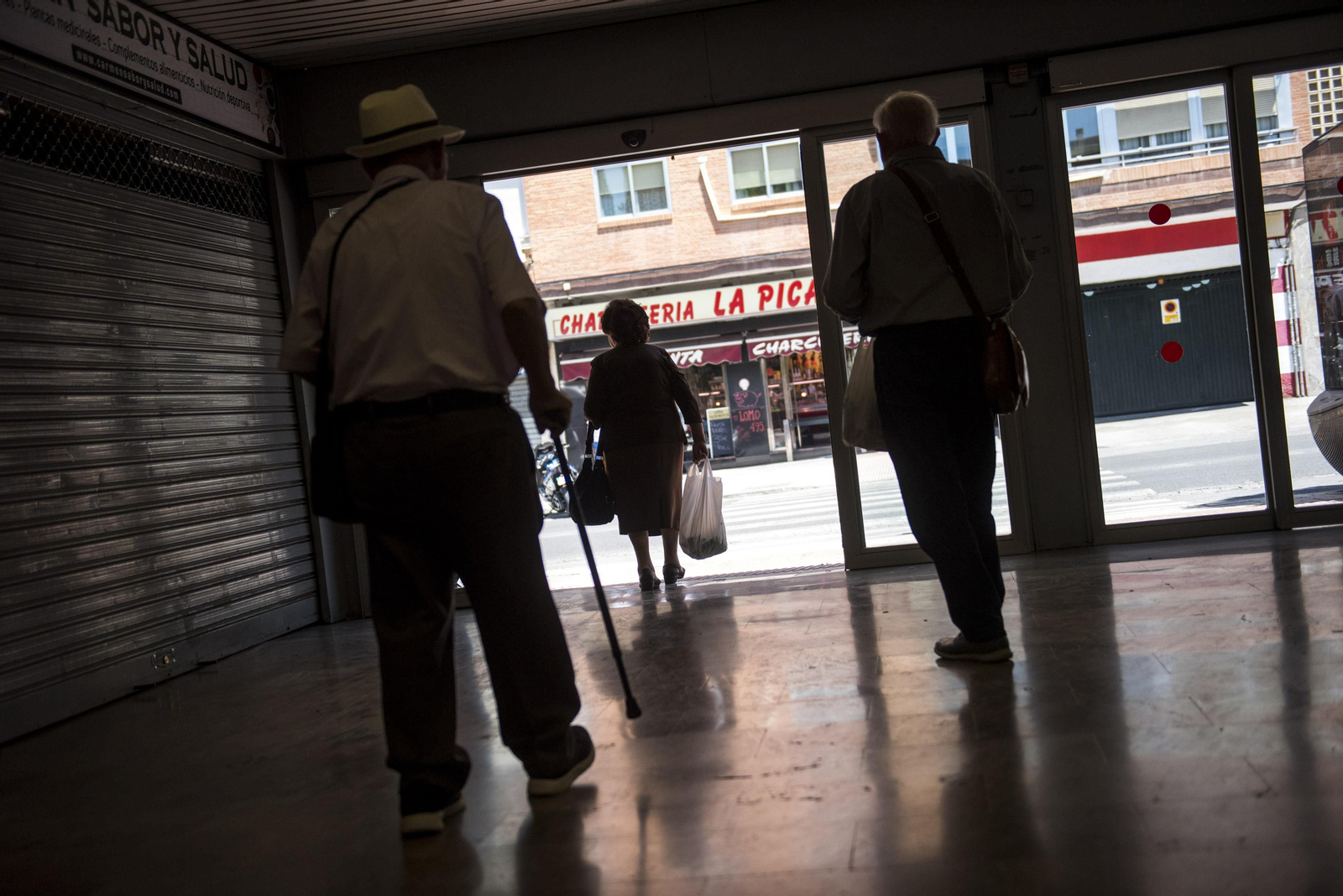 Clientes saliendo del Merca80